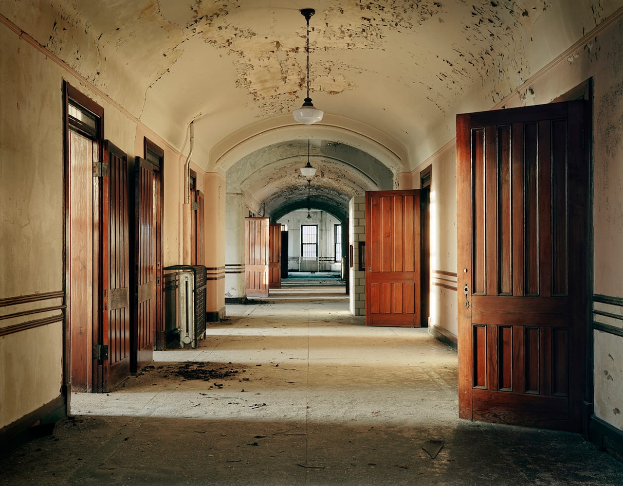 Christopher Payne, "Typical Ward, Kankakee State Hospital, Kankakee, Illinois" (2007) (© Christopher Payne/Courtesy of Benrubi Gallery, NYC)