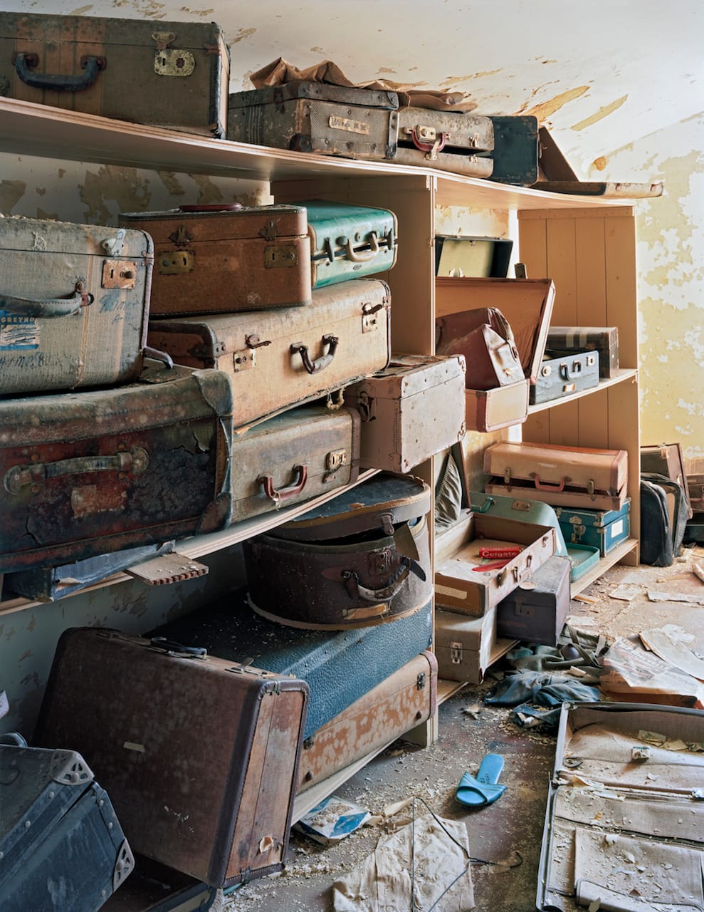 Christopher Payne, "Patient Suitcases in Ward Attic, Bolivar State Hospital, Bolivar, Tennessee" (2007) (© Christopher Payne/Courtesy of Benrubi Gallery, NYC)