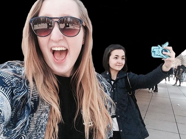 Visitors take selfies in front of Anish Kapoor's "Cloud Gate" (photo by @iannahlouisehimel/Instagram)