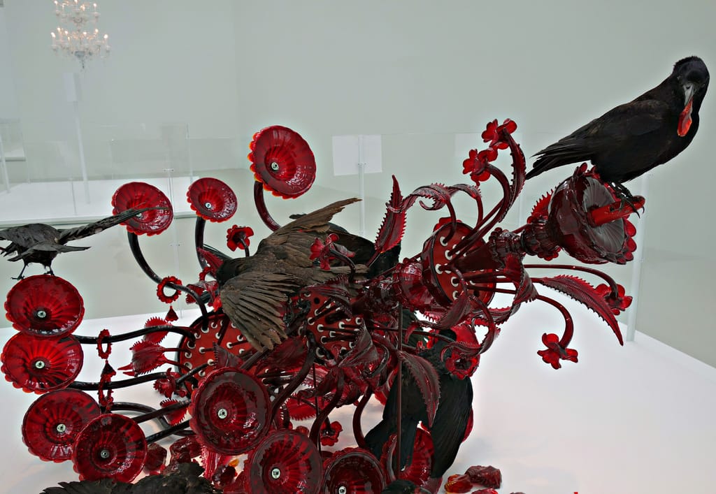 Javier Pérez, “Carroña (Carrion)” (2011), Murano blown glass chandelier, assembled, broken; taxidermied crows, wire, monofilament