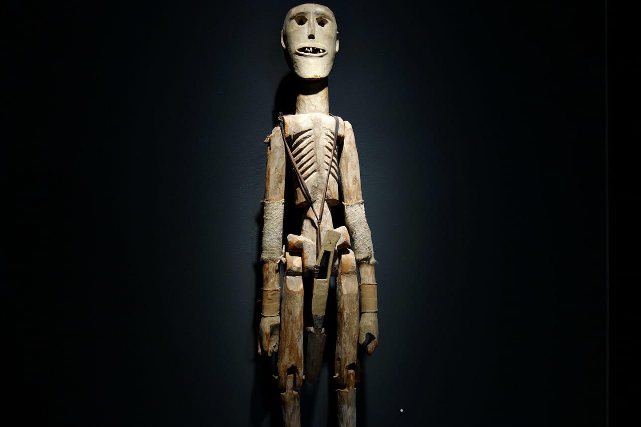 Unidentified maker, New Mexico Penitente Figure (late 19thcentury), painted cottonwood, 43x11x7 inches (photo by the author for Hyperallergic)