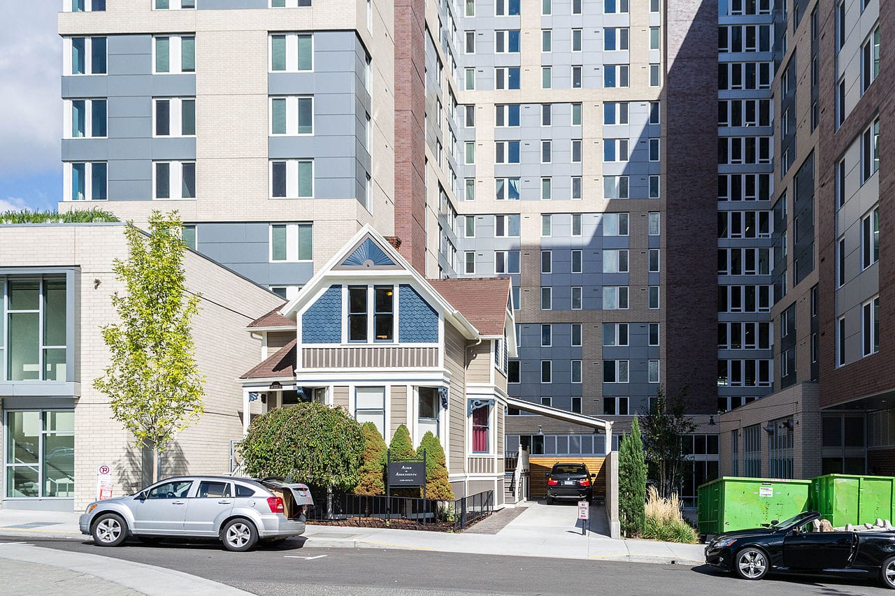 The Figo House that survived through its owner arguing against eminent laws in Portland, Oregon (photo by Visitor7/Wikimedia)