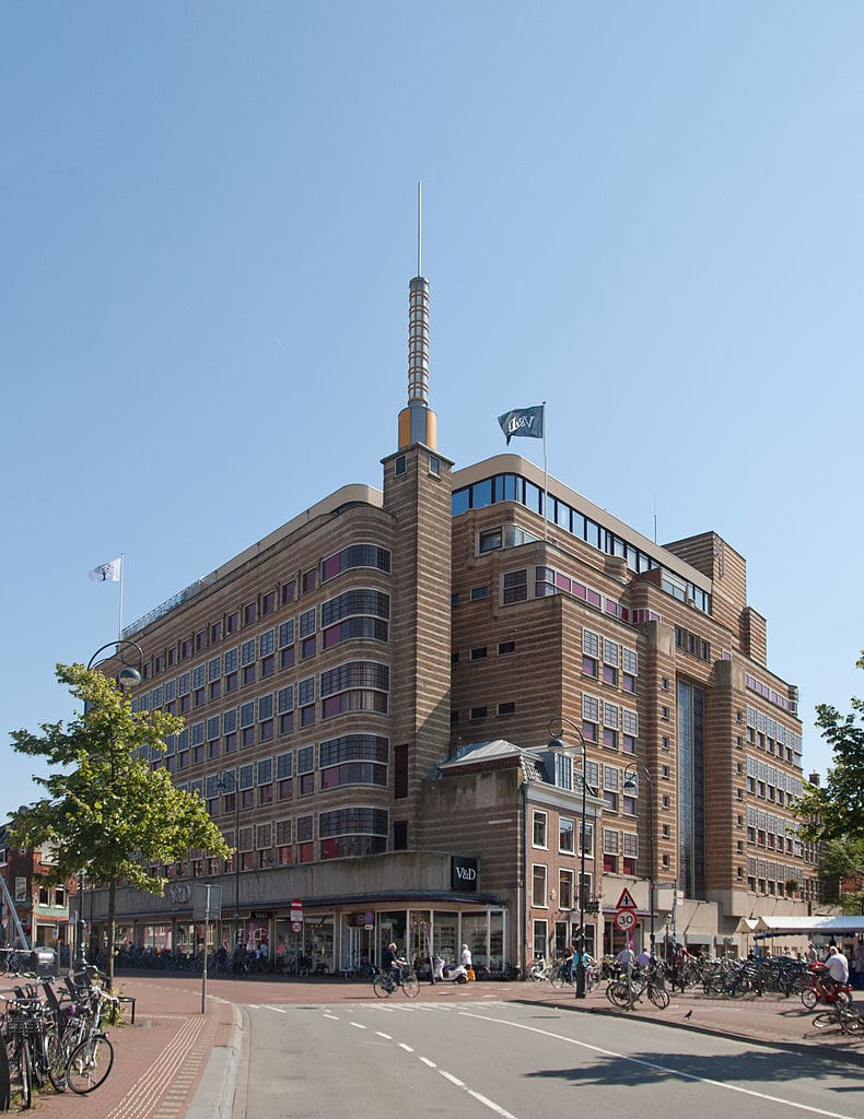Van der Pigge drugstore in Haarlem, Netherlands, closed in on three sides by the Vroom & Dreesman department store (photo by Johan Bakker/Wikimedia)