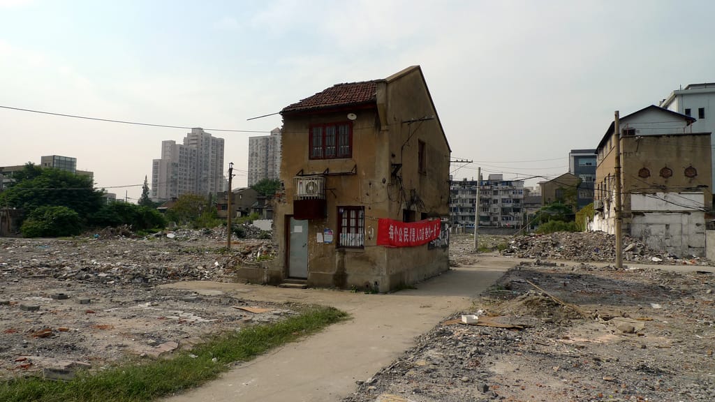 A "nail house" in the Hongkou District of Shanghai, China (photo by Drew Bates/Flickr)