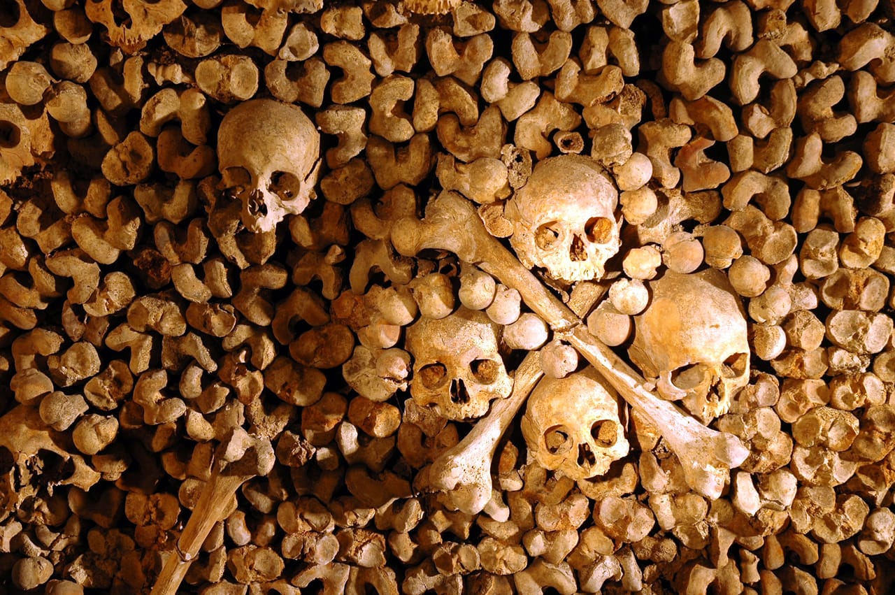 A skull motif in the Paris Catacombs (photo © Christophe Fouin)