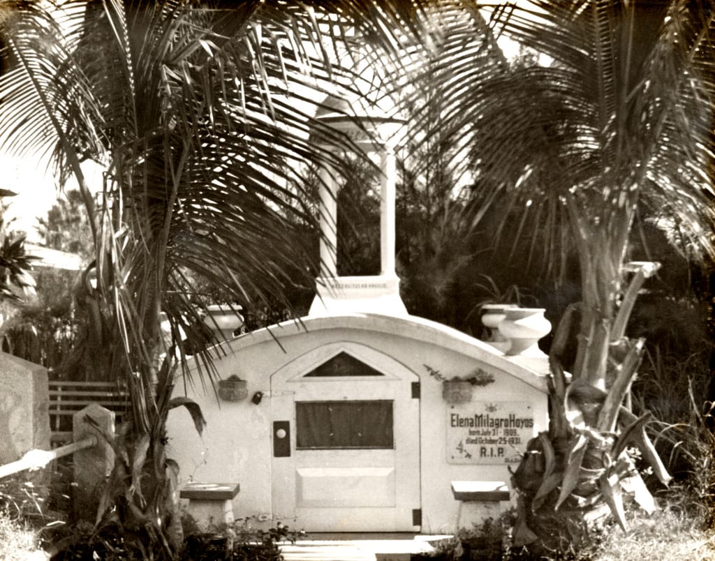 The mausoleum of Elena Hoyos in 1940 (via Florida Keys Public Library/Flickr)