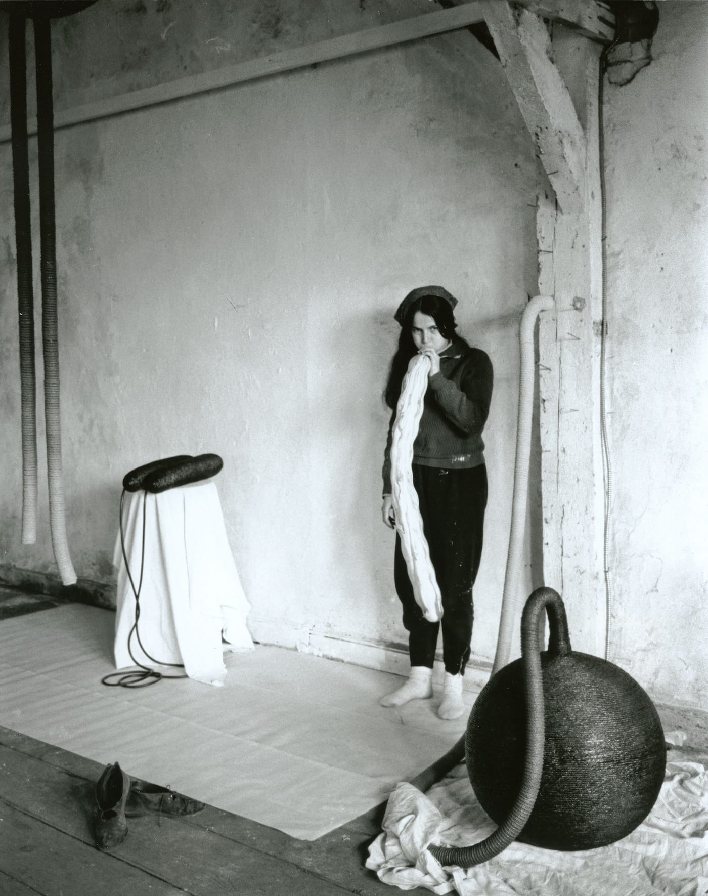 Eva Hesse in 1966 (photo by Gretchen Lambert)