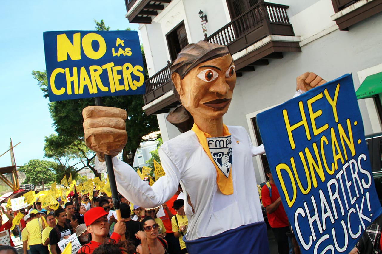 “Maestro Combativa (Combative Teacher),” Papel Machete, San Juan, Puerto Rico, 2008 (Photo by Isamar Abreu, reproduced with permission from publisher)