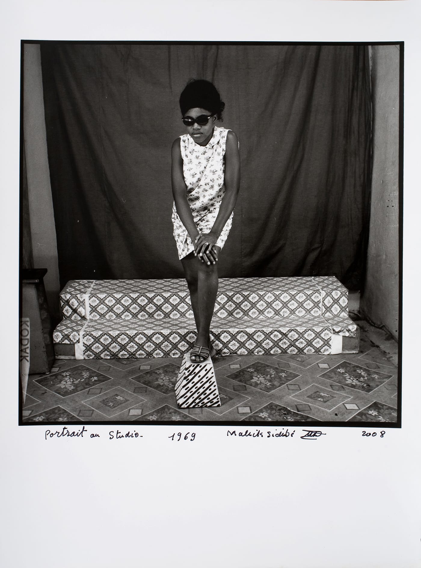 Malick Sidibé, "Portrait au Studio" (1969/2008), gelatin silver print, 10 3/4 x 10 3/4 in image size, 16 x 12 in paper size, 22 1/2 x 18 5/8 x 1 5/8 in framed (©Malick Sidibé, courtesy the artist and Jack Shainman Gallery, New York)