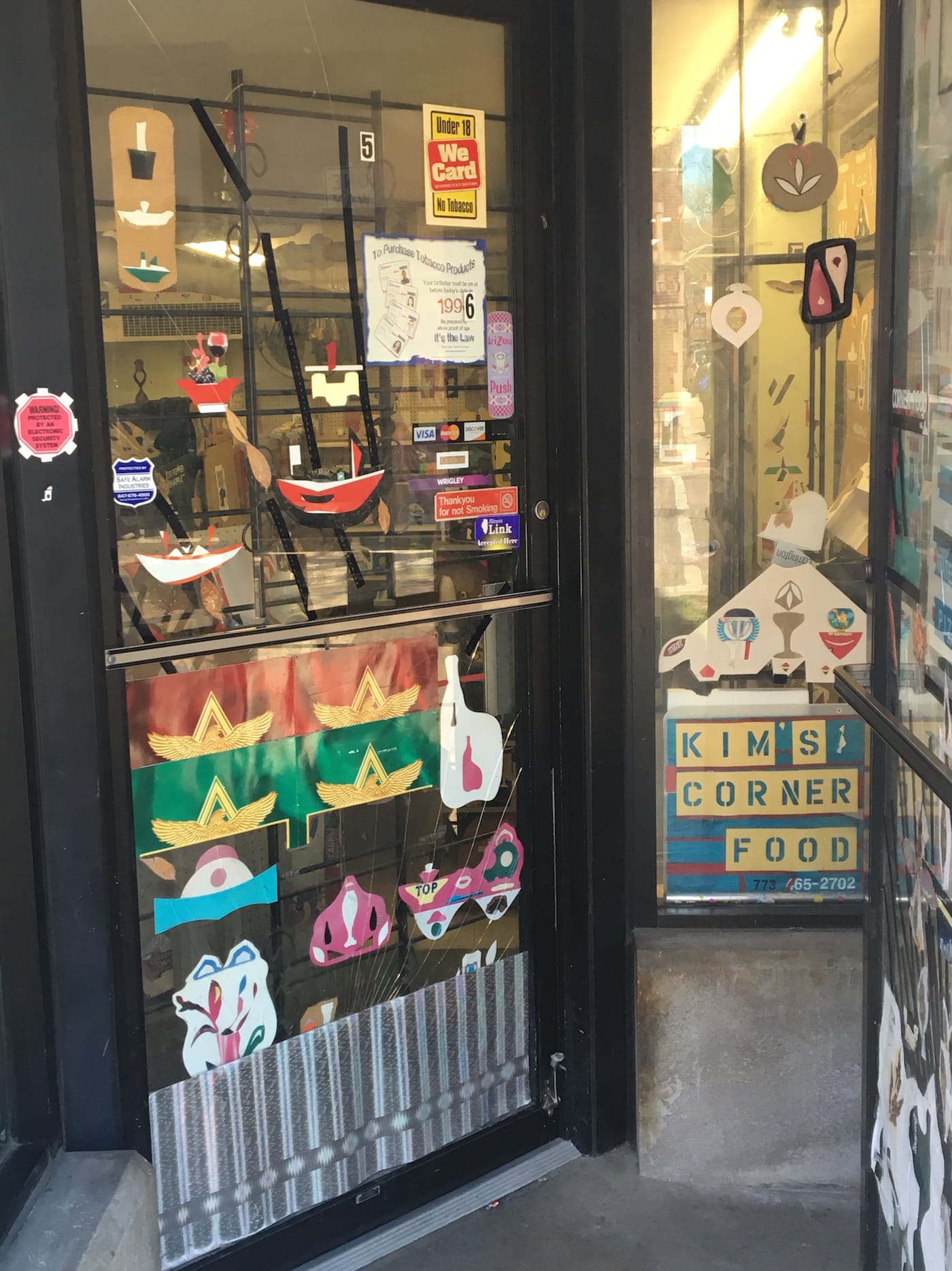 The vitrine of Kim's Corner Food (photo by Alice Ashiwa)