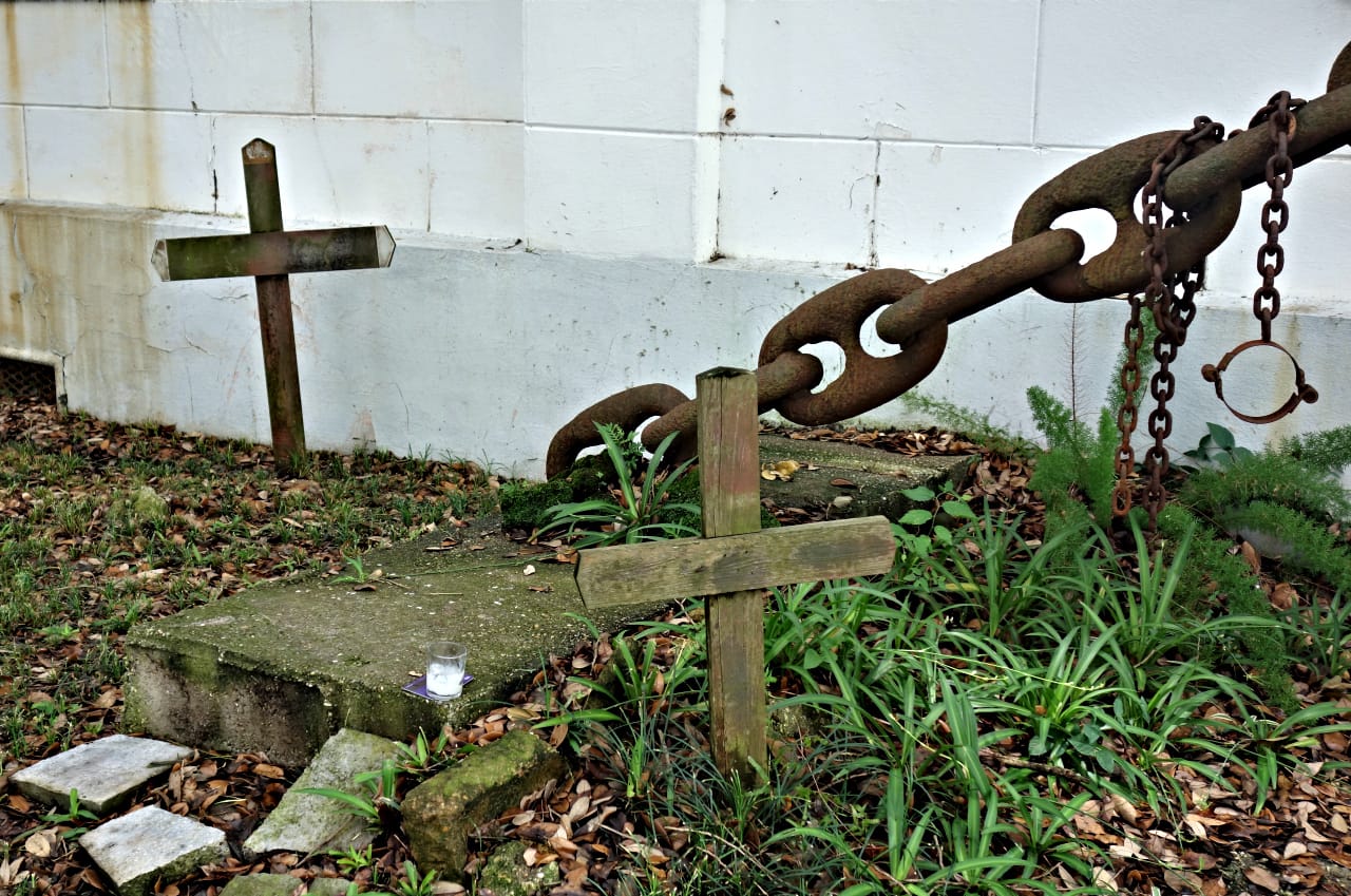 Tomb of the Unknown Slave at St. Augustine Church in New Orleans (photo by the author for Hyperallergic)