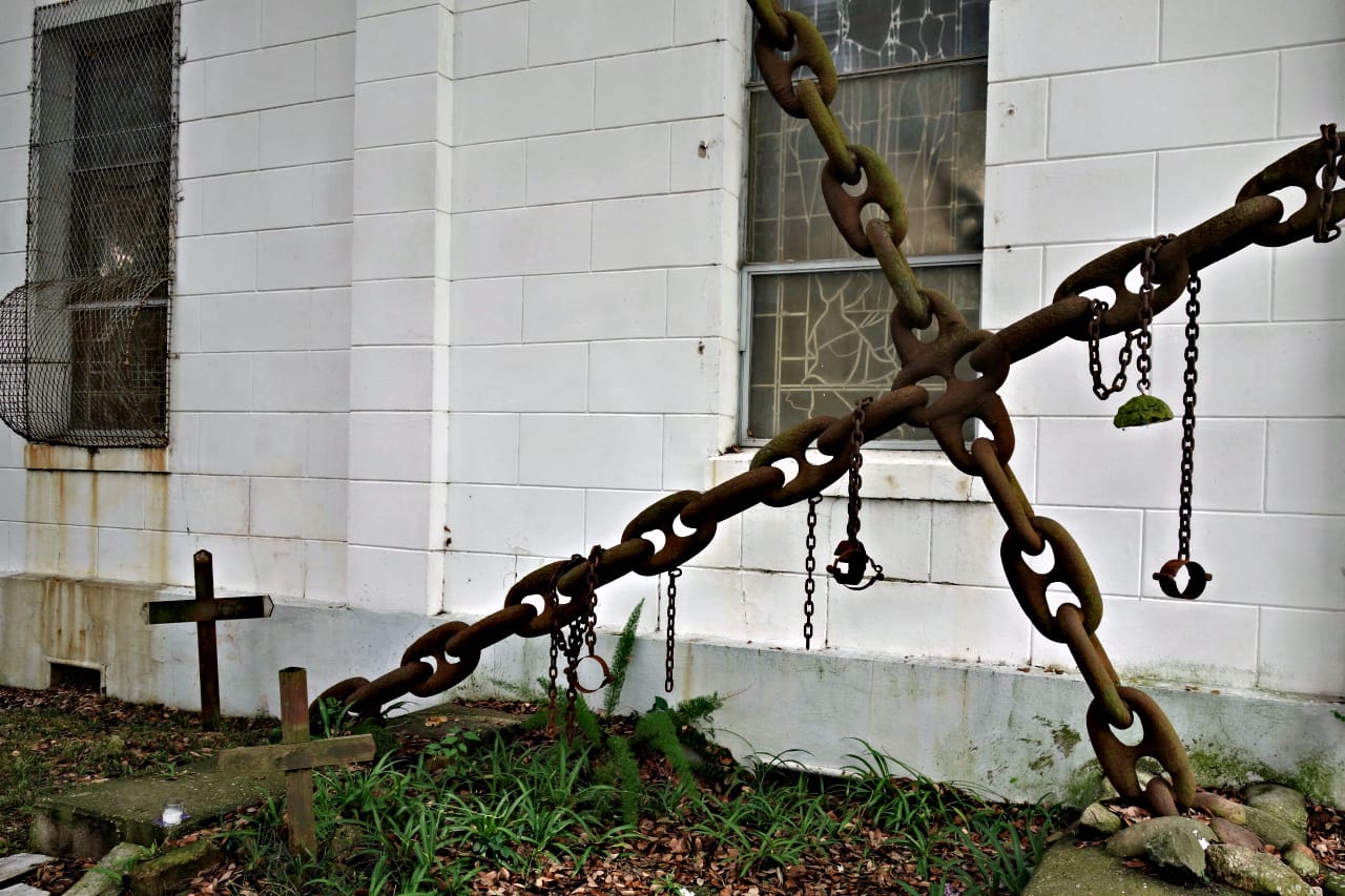 Tomb of the Unknown Slave at St. Augustine Church in New Orleans (photo by the author for Hyperallergic)