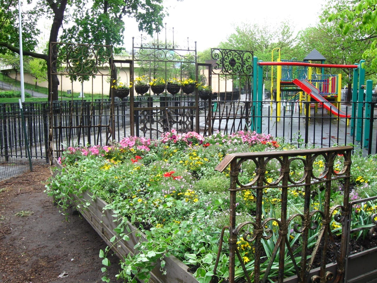 Leah Poller "Bed of Flowers" (2016)