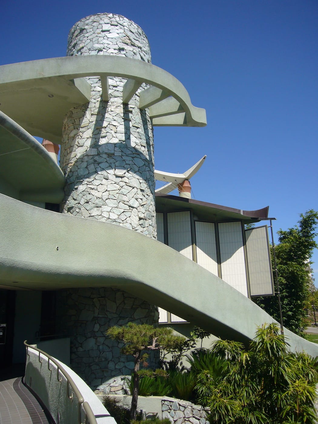 The Pavilion for Japanese Art at LACMA, designed by Bruce Goff and completed in 1988 (photo by Chad K/Wikimedia)