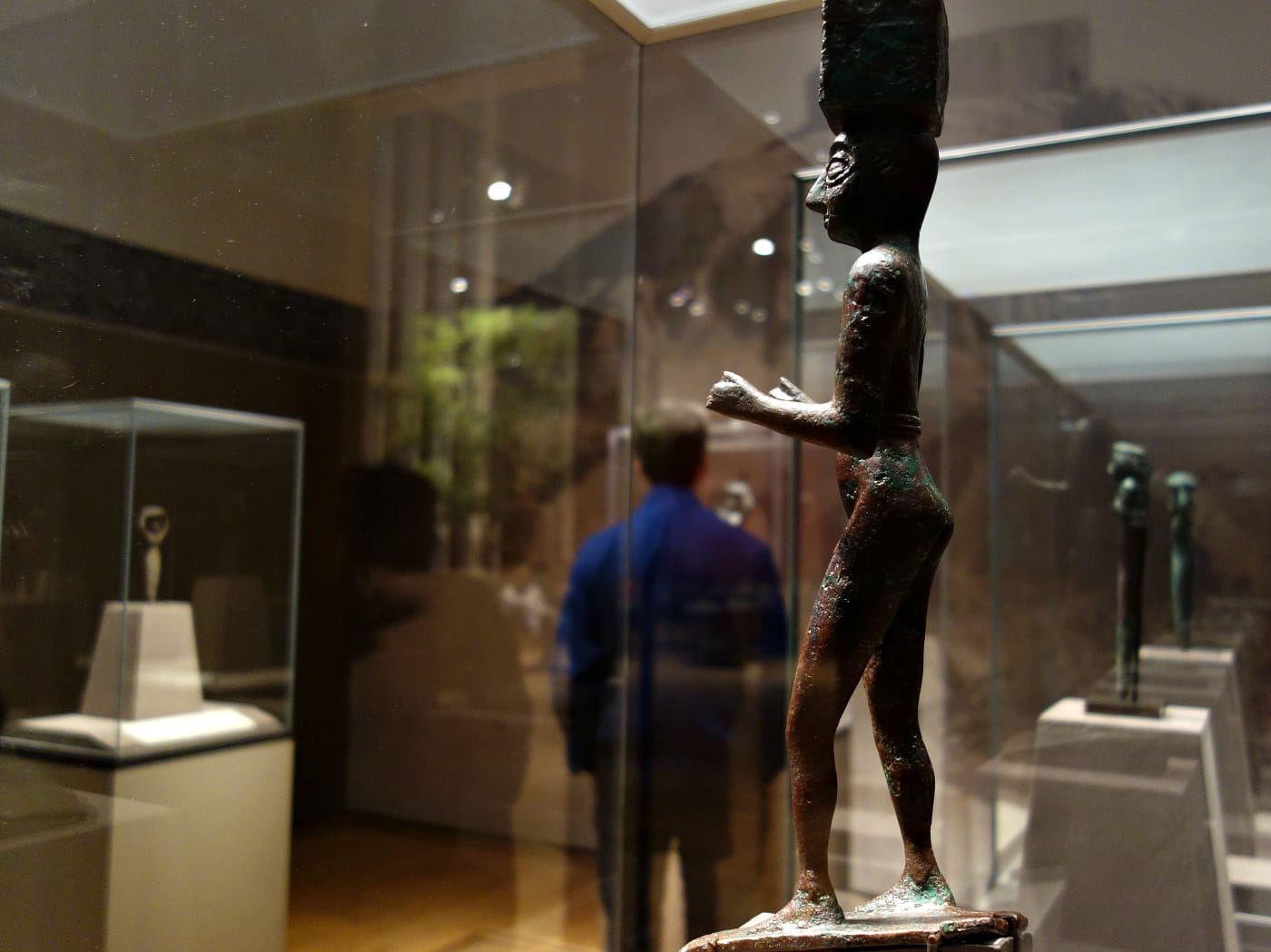 Installation view of 'Founding Figures: Copper Sculpture from Ancient Mesopotamia, ca. 3300–2000 B.C.' at the Morgan Library (photo by the author for Hyperallergic)