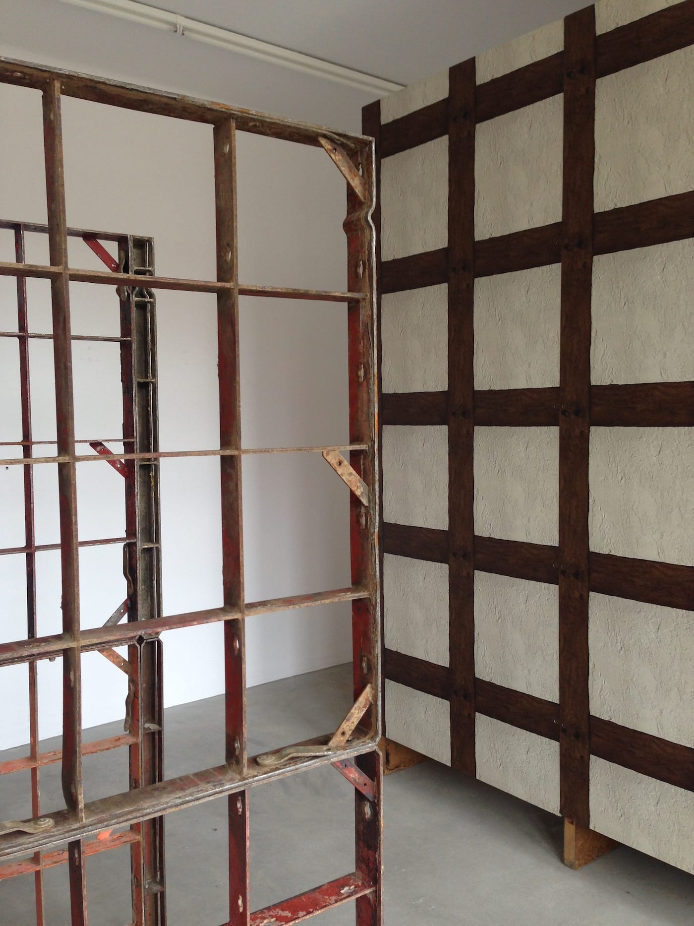 Interchange of surface and space: formwork structure alongside painted trade fair construction panels in Franka Hörnschemeyer's exhibition at Grüntuch Ernst Lab (click to enlarge)