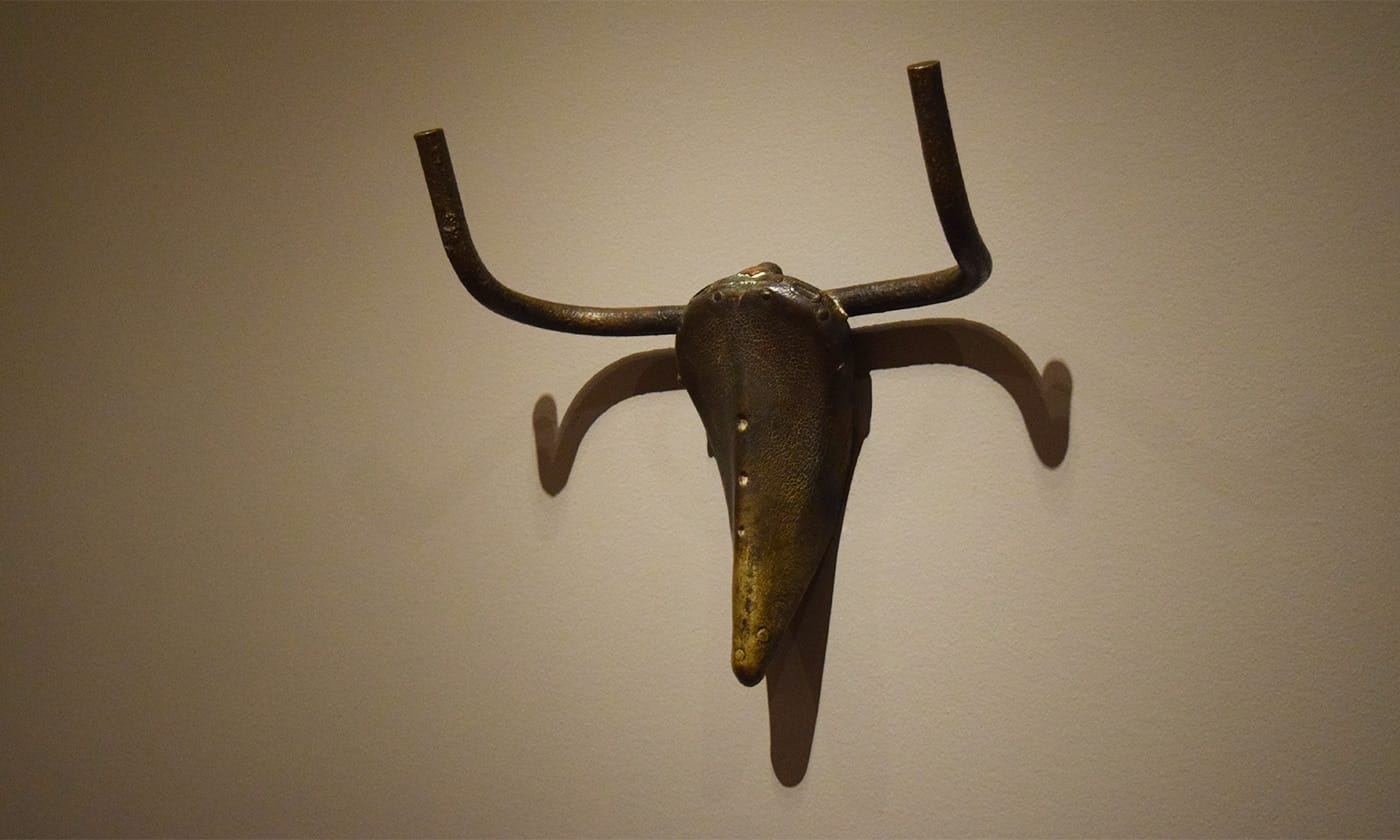 Pablo Picasso, "Bull’s Head" (1942), bronze, 16 9/16 x 16 1/8 x 5 7/8 in, private collection (photo by Benjamin Sutton/Hyperallergic)