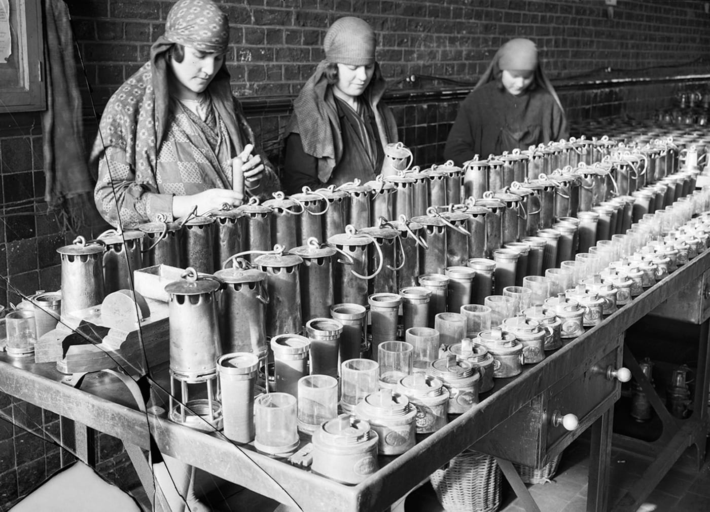 François Kollar, “Nettoyage des lampes. Société des mines de Lens, Lens (Pas-de-Calais)” (1931–34), 18 x 24 cm (Paris, Bibliothèque Forney; © François Kollar / Bibliothèque Forney / Roger-Viollet)