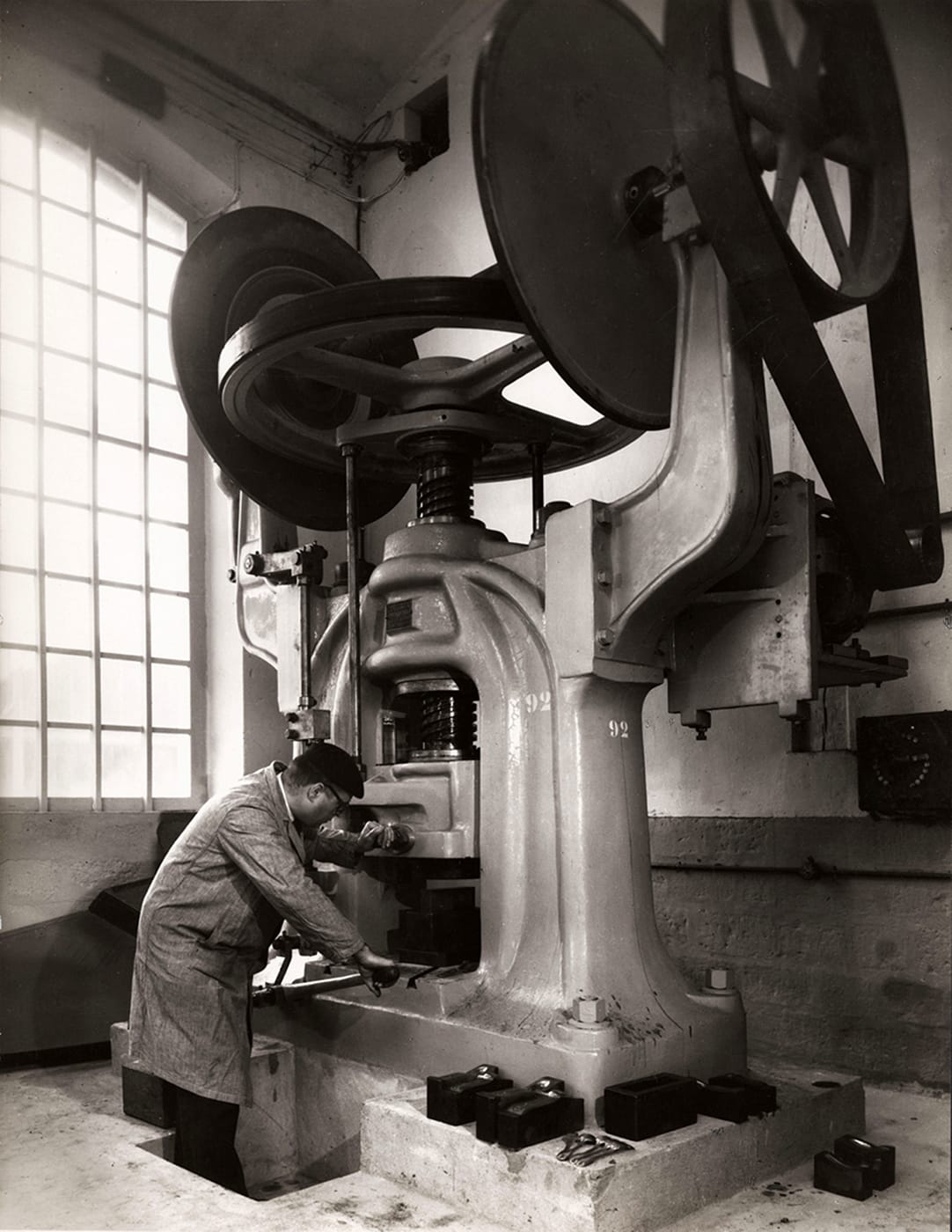 François Kollar, “Sans titre [Emboutissage des couverts, usine Christofle, France]” (1958), 30 x 21.6 cm (donation François Kollar, Médiathèque de l‘architecture et du patrimoine, Charenton-le-Pont)