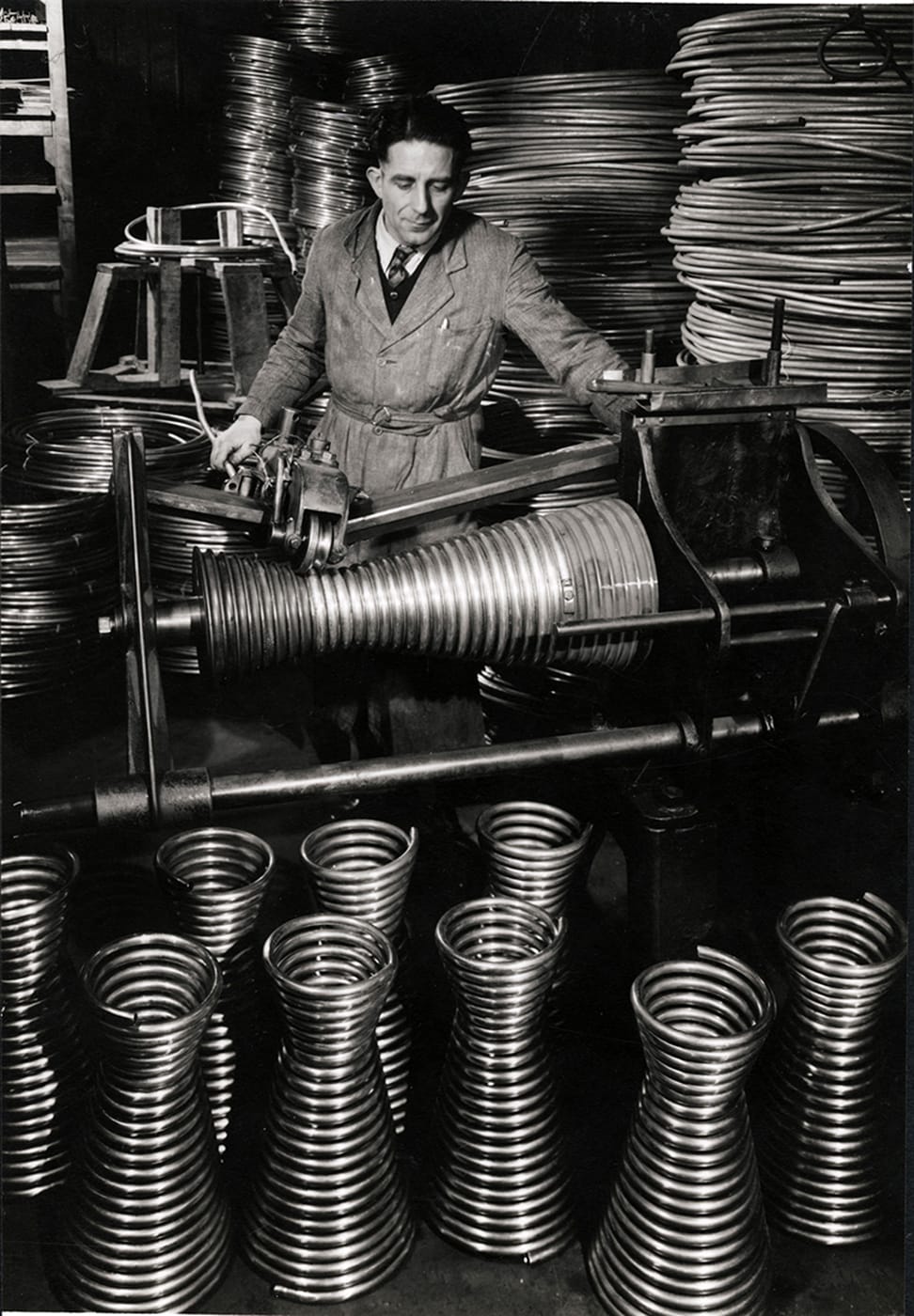 François Kollar, “Sans titre [Fabrication de corps de chauffe de chauffe-eau, Usine Brandt, France]” (1950s), 13.6 x 8.9 cm (donation François Kollar, Médiathèque de l‘architecture et du patrimoine, Charenton-le-Pont)