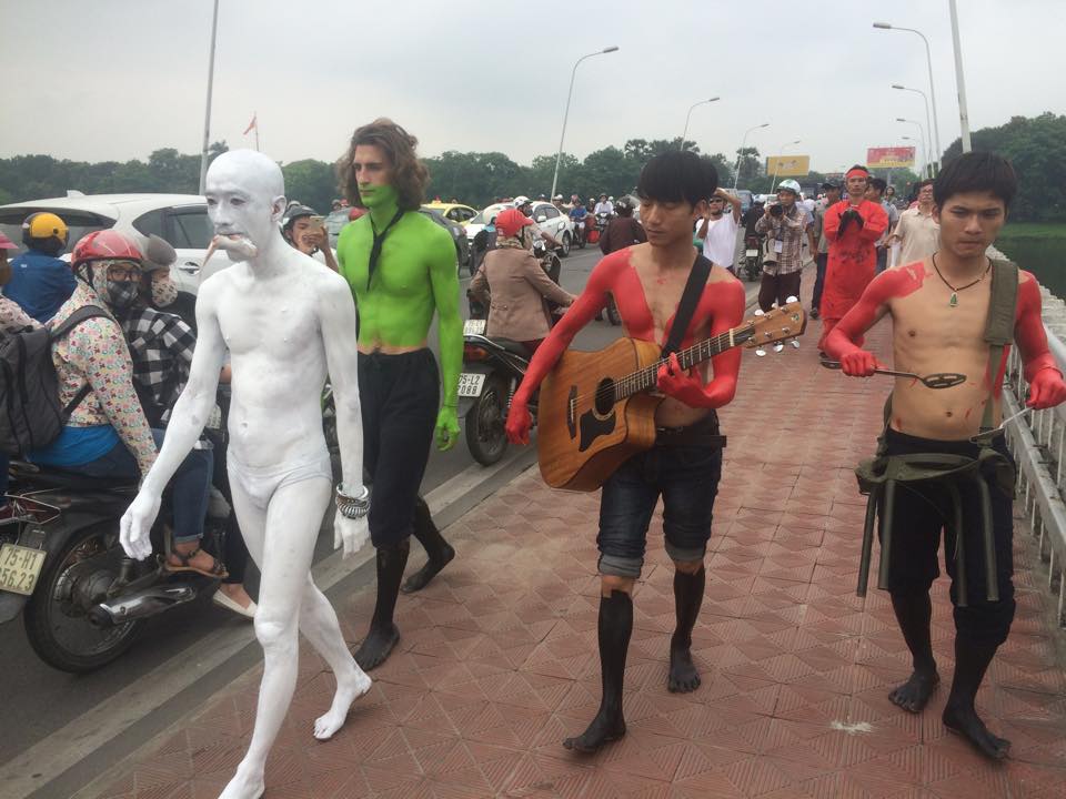 Image of the performance, courtesy Viet Art Space.