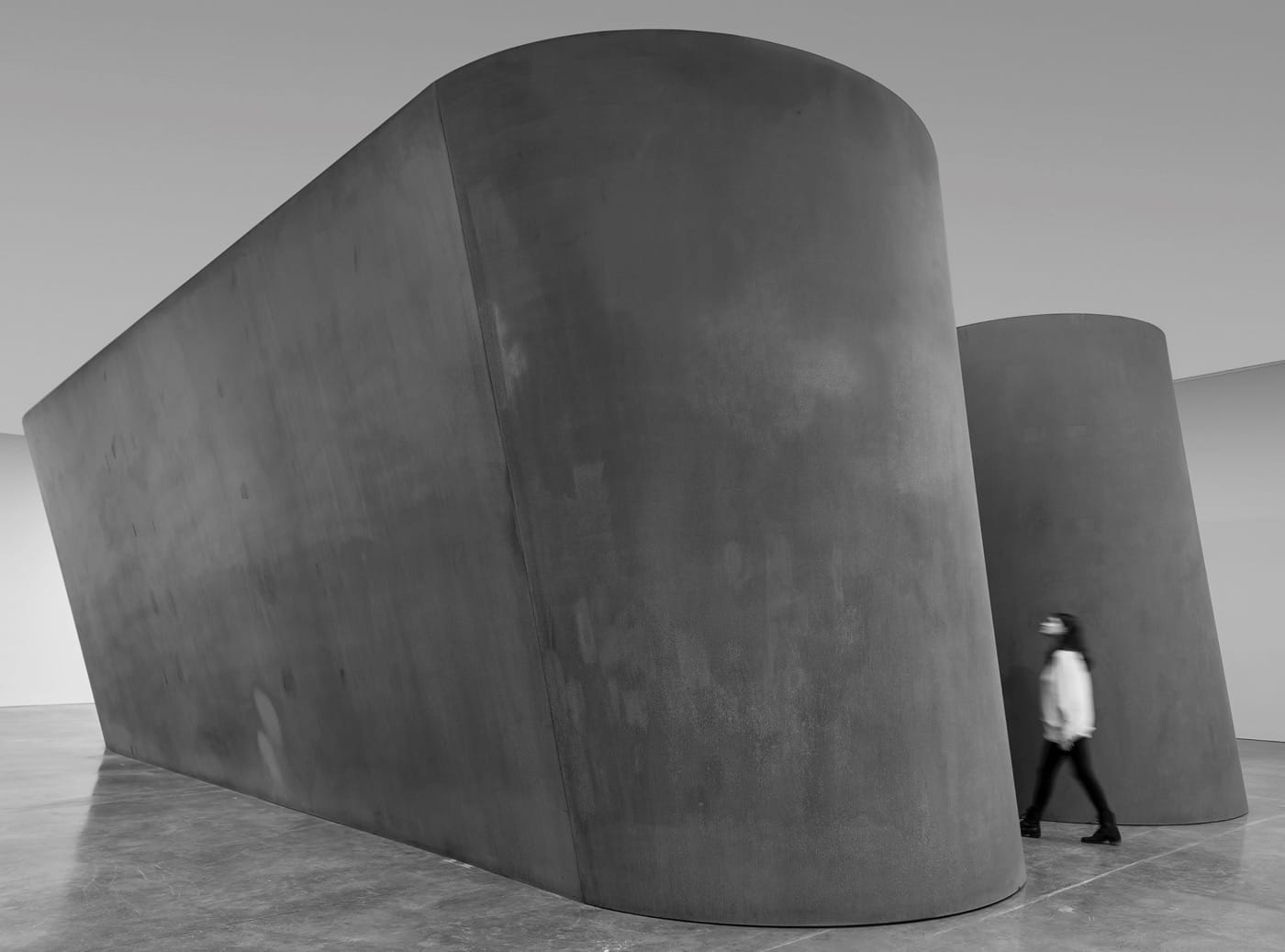 Richard Serra “NJ-1” (2015) weatherproof steel, six plates, overall: 13’ 9” x 51’ 6”x 24’ 6” (4.2 x 15.7 x 7.5 m) plates: 2” (5 cm thick) (© Richard Serra. Photograph by Cristiano Mascaro)