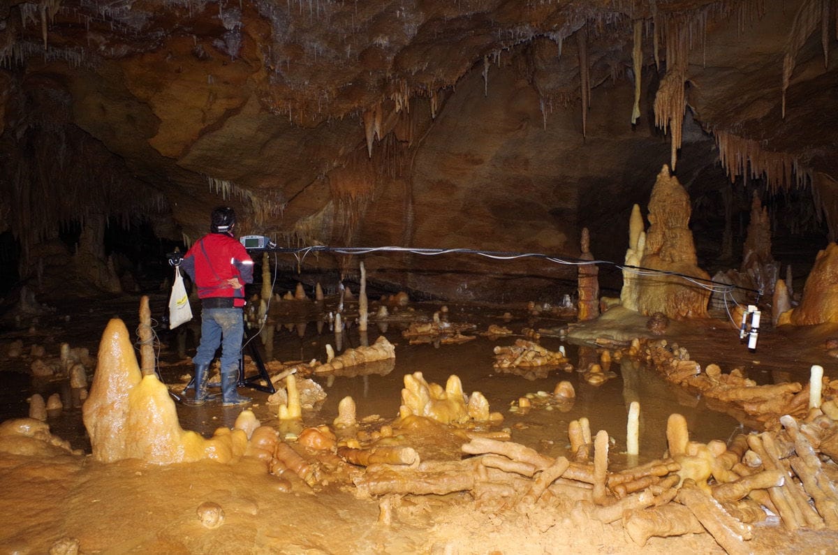 Measuring the Bruniquel Cave for a recent archaeo-magnetic study (© Etienne Fabre – SSAC)