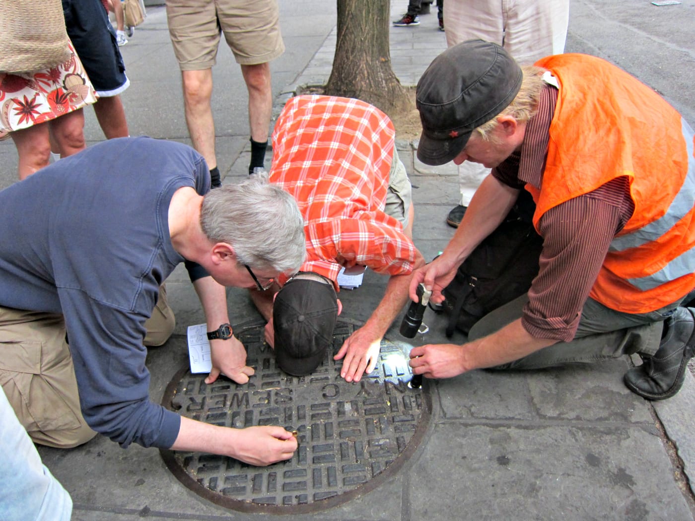 Viewing through manhole cover