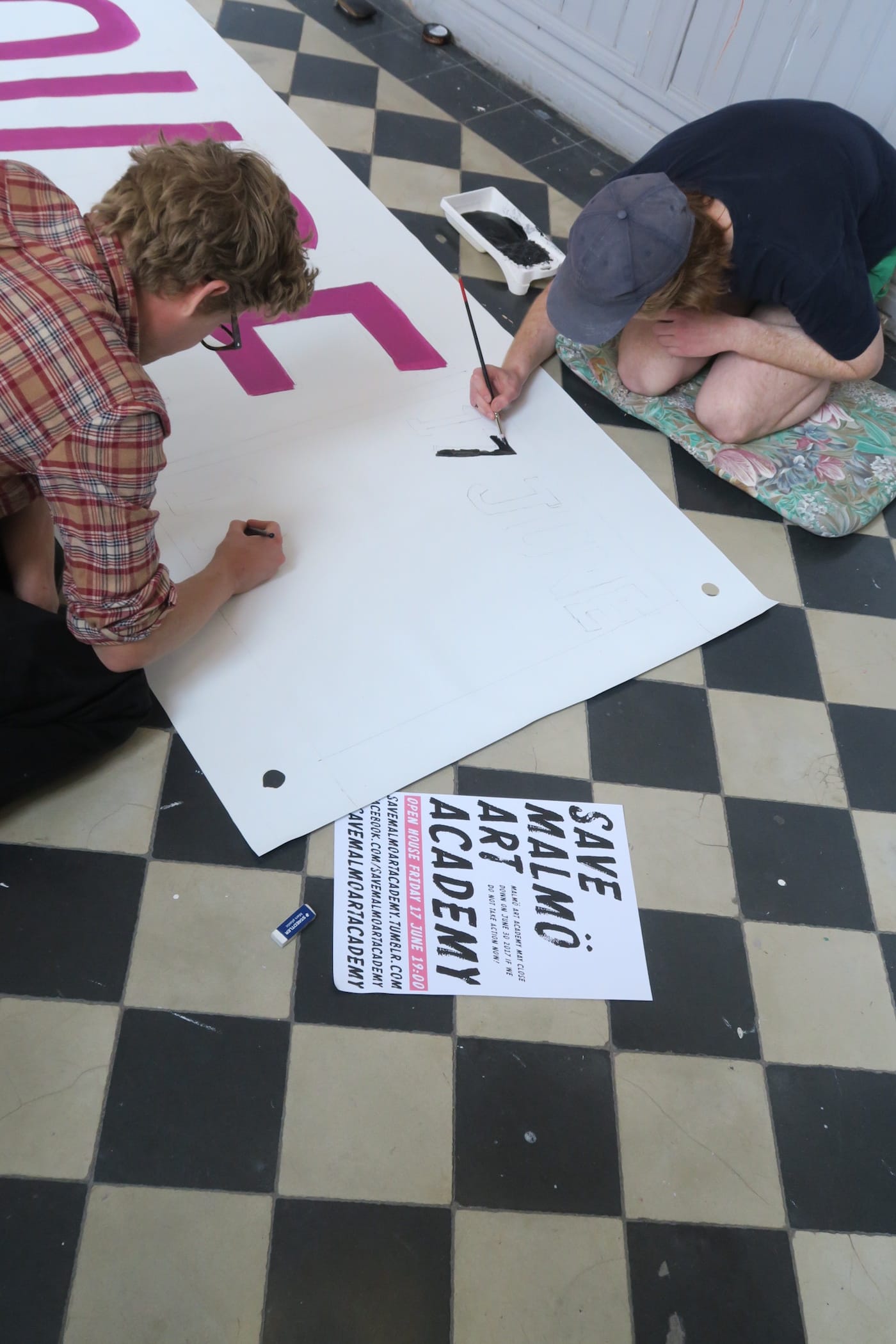 Students Andreas Franzen and John Alberts making banners for the Malmö Art Academy open house