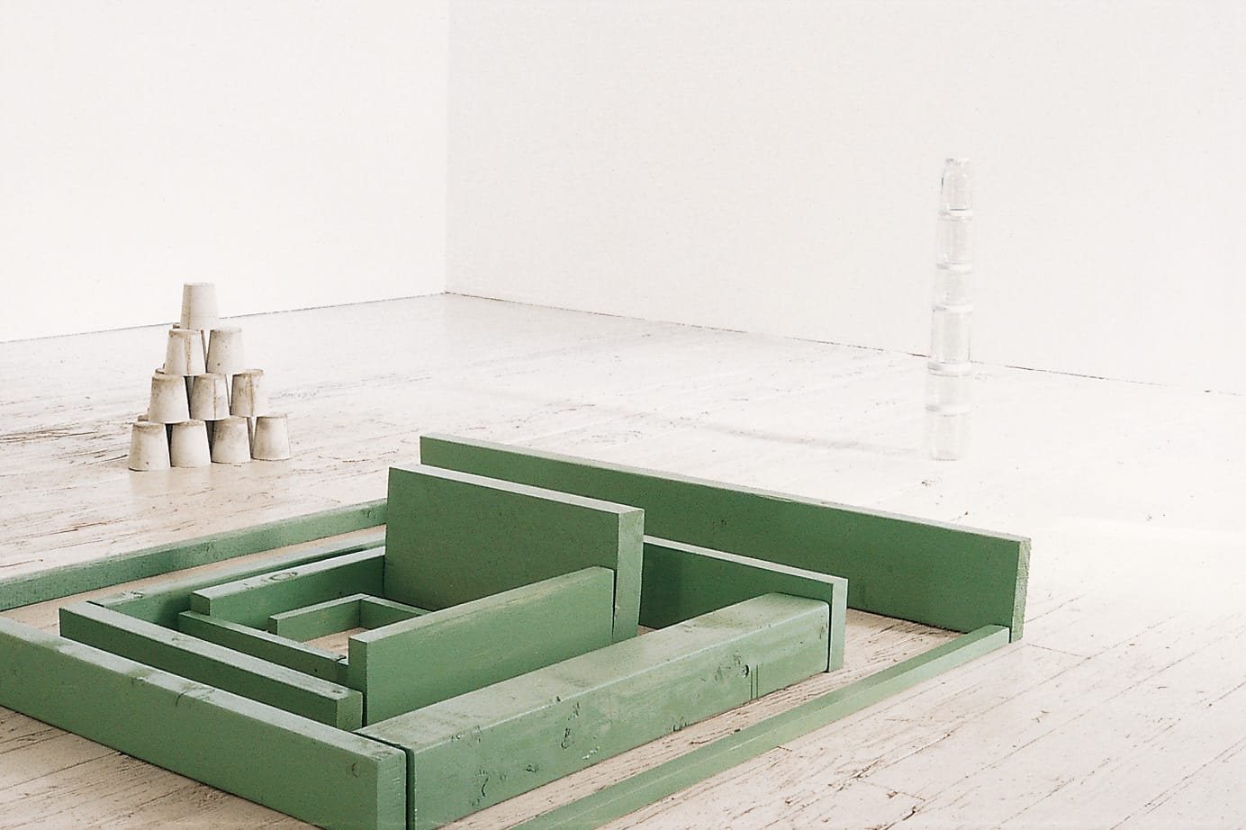 Installation view of Tony Feher at Wooster Gardens (now Sikkema Jenkins & Co.), New York, September 11–October 9, 1993 (© Tony Feher; courtesy of Anthony Meier Fine Art, San Francisco, and Sikkema Jenkins & Co., New York)