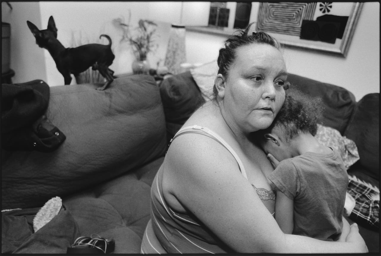 Mary Ellen Mark, "Tiny and J'Lisa on the couch" (2014) (photo by Mary Ellen Mark, © Mary Ellen Mark)