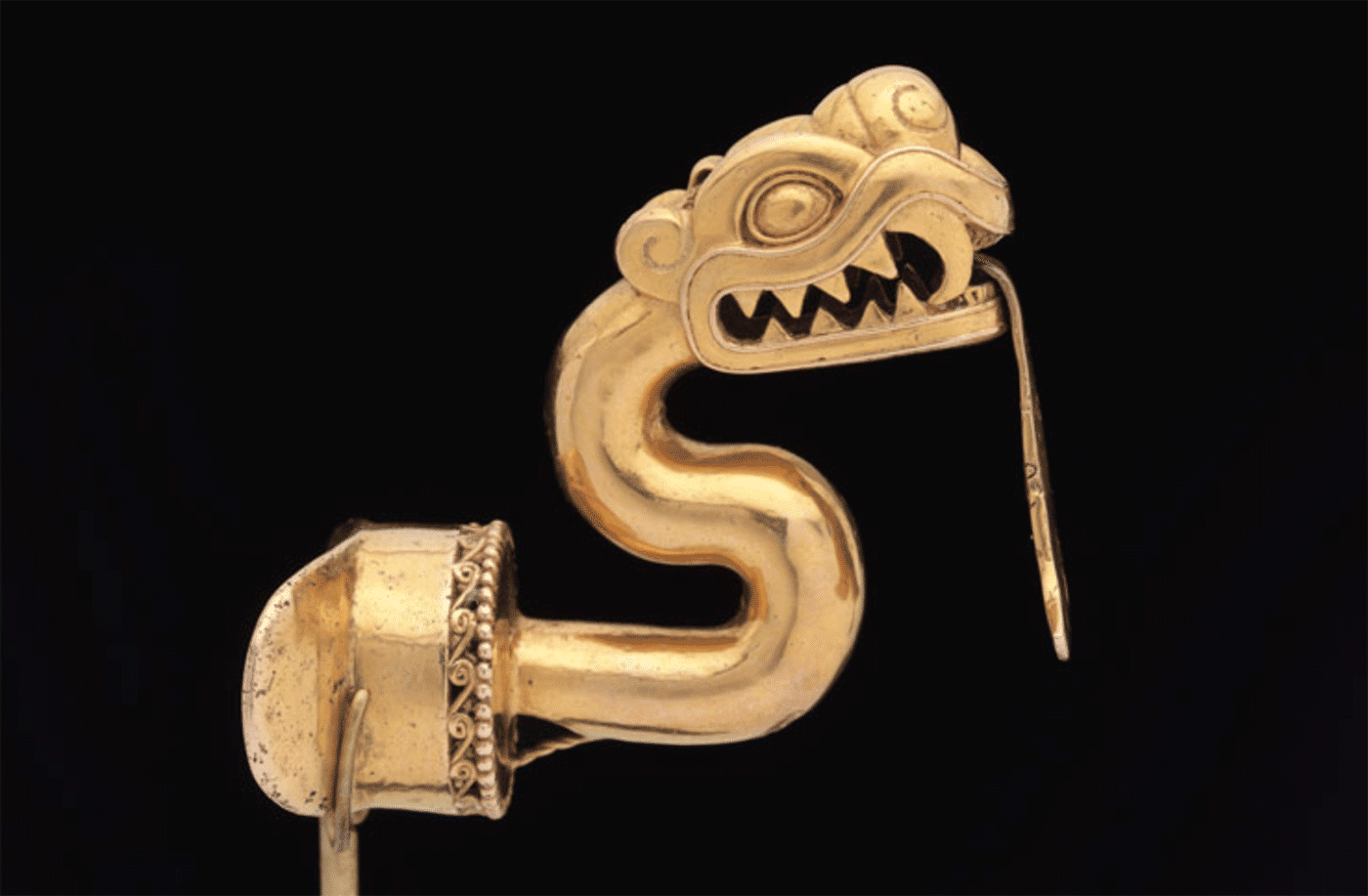 Labret, Serpent with Articulated Tongue (Aztec, 13th-early 16th century), gold, on view at the Metropolitan Museum of Art (Gif by Hrag Vartanian for Hyperallergic, images via The Met)