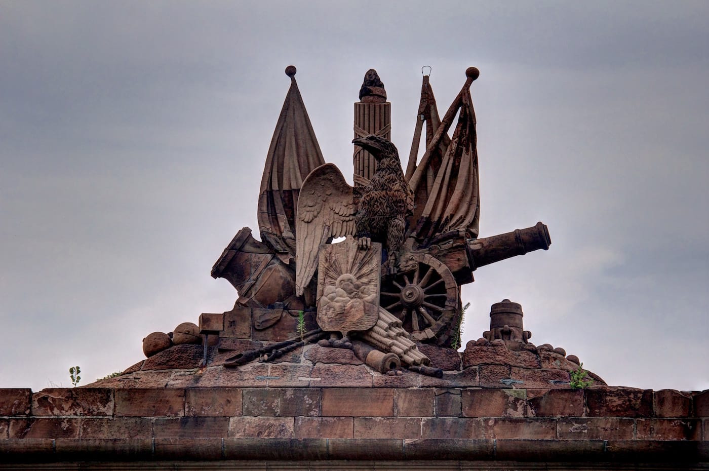 The eagle sculpture on Fort Jay in 2012, prior to Hurricane Sandy (photo by Mike Peel/Wikimedia)