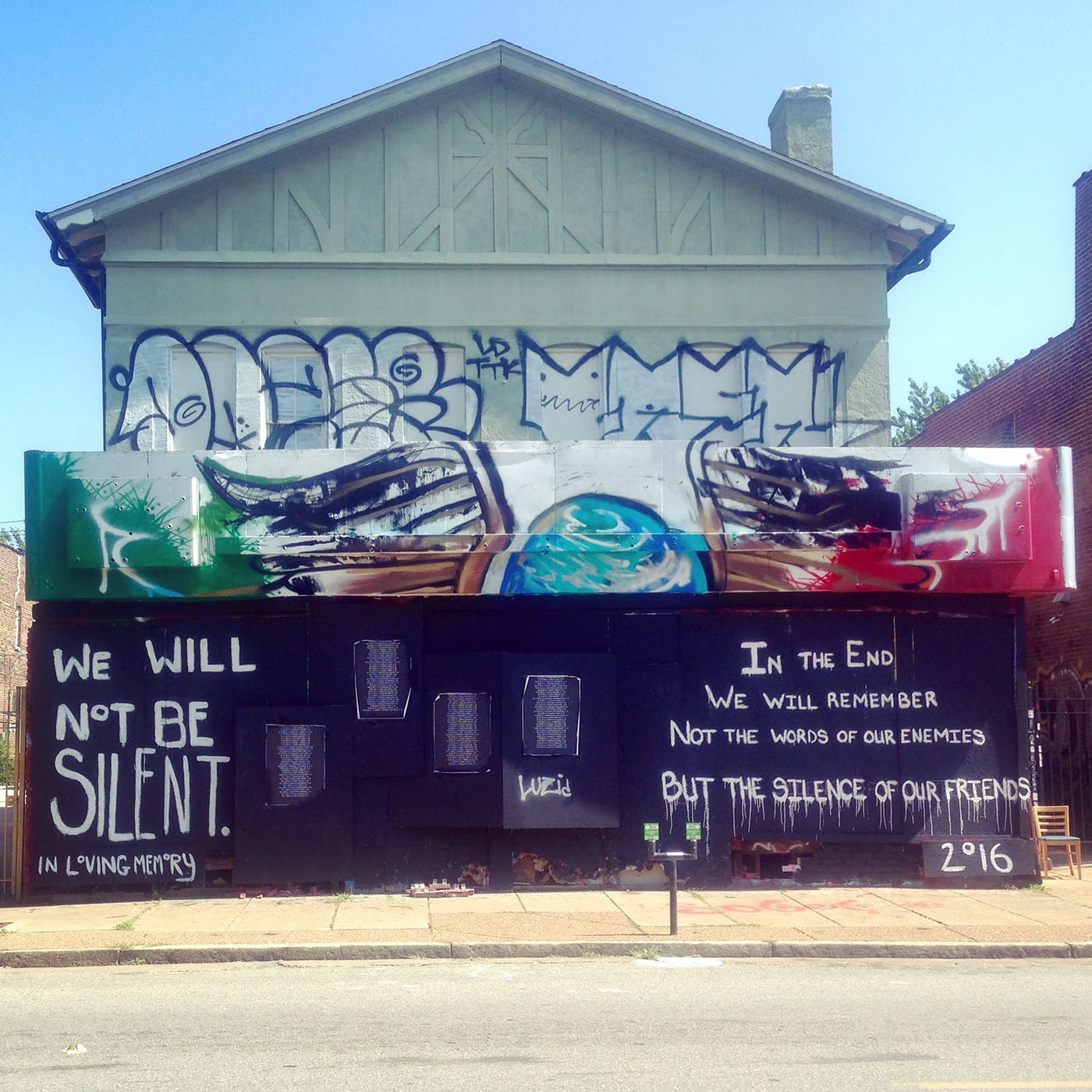 An abandoned house in St. Louis (all photos by the author for Hyperallergic unless otherwise noted)