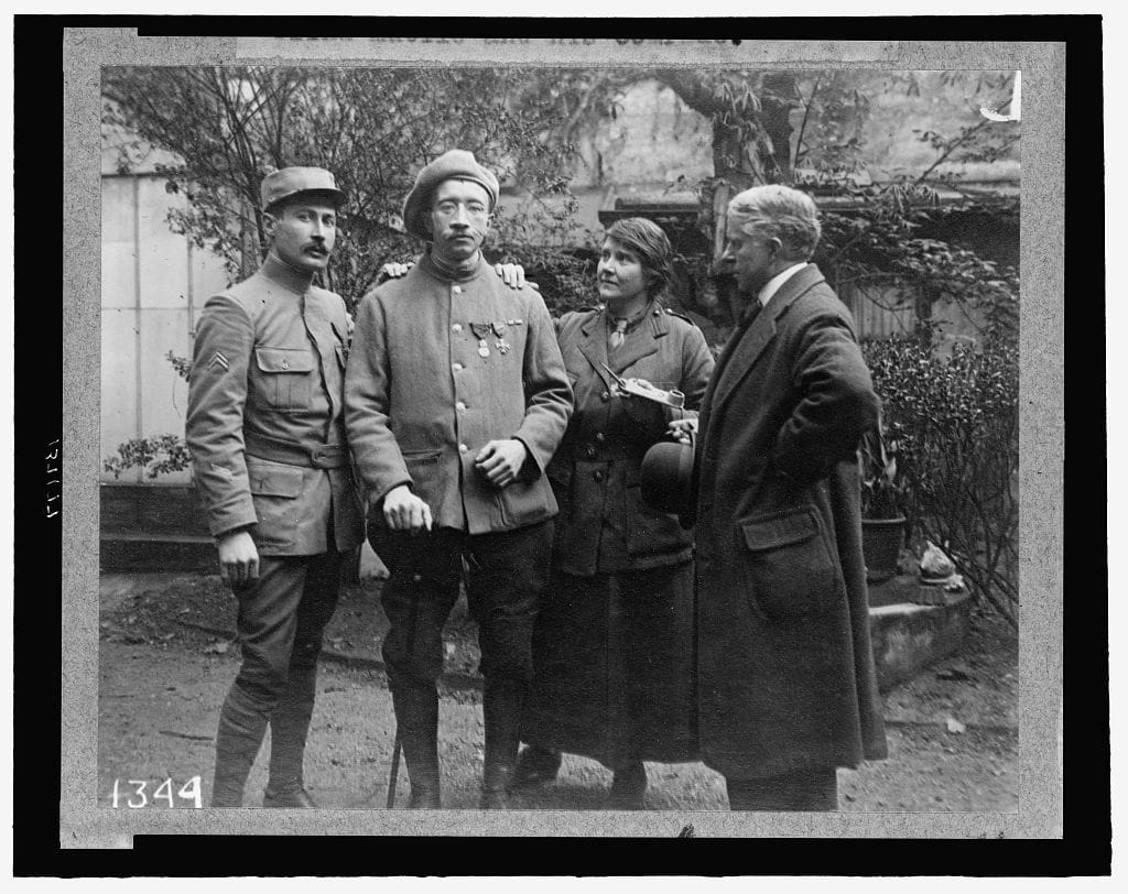 Anna Coleman Ladd saying goodbye to soldiers wearing her masks (1918) (via Library of Congress)