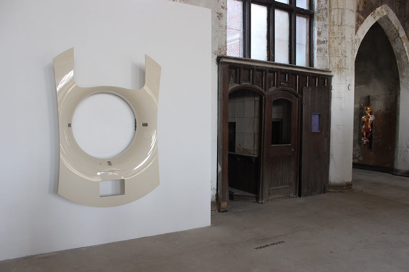 Taxi B-BB 2640 kommit innerlab von 3 Minuten (2016) by Yngve Holen (left) and Emma (Icon) (2016) by Yves Scherer (far right) 