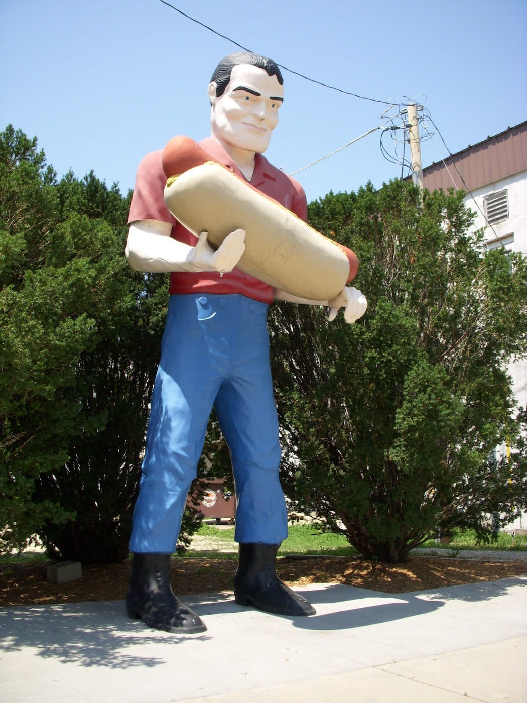 A muffler man holding a hot dog in Illinois (photo by Maggie/Flickr)