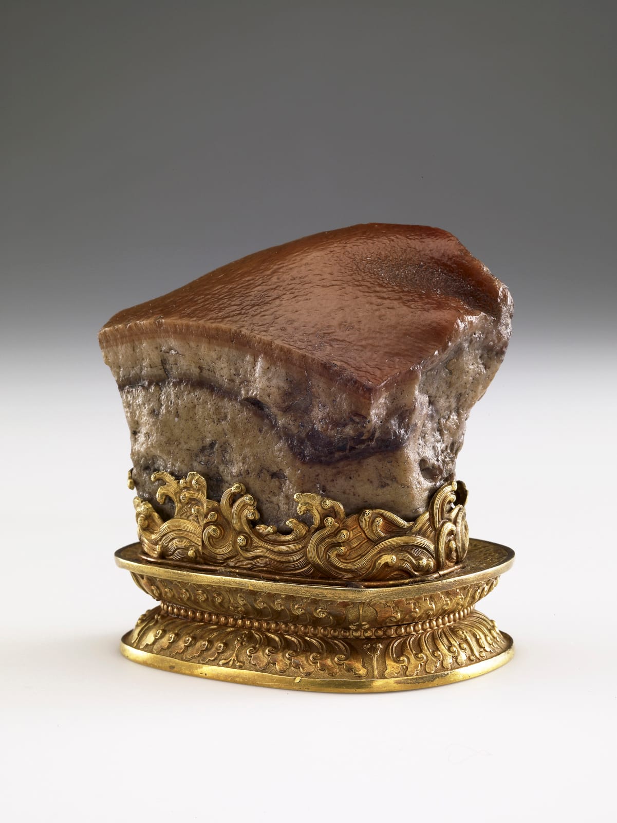 Meat-shaped stone, China, Qing dynasty (1644–1911). Stone: jasper; stand: gold. National Palace Museum, Taipei, Guza 000178 Lü-413. Photograph © National Palace Museum, Taipei.