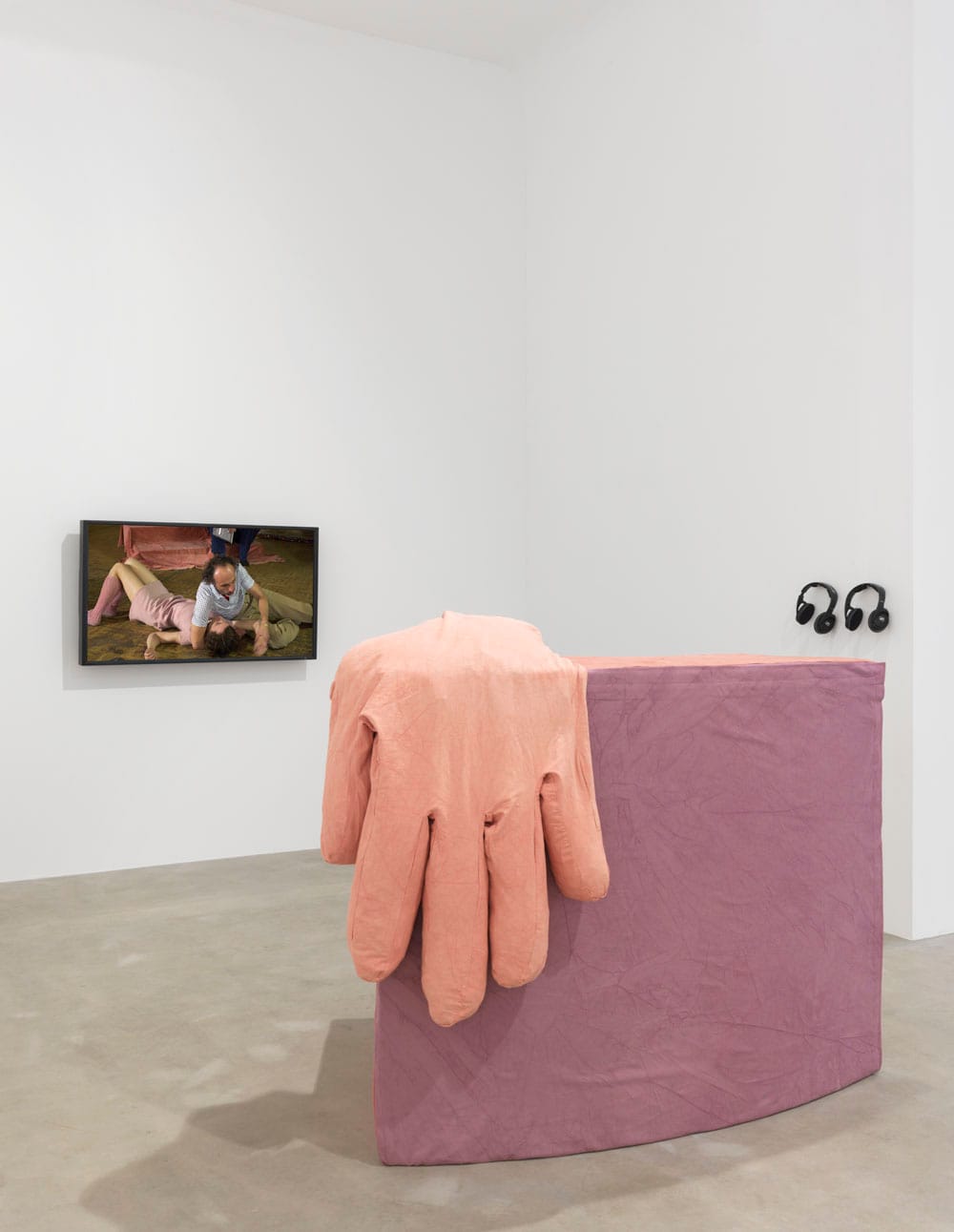 Kerstin Cmelka's installation at Ausstellungsansicht Neuer Berliner Kunstverein (2016), Photo: Jens Ziehe