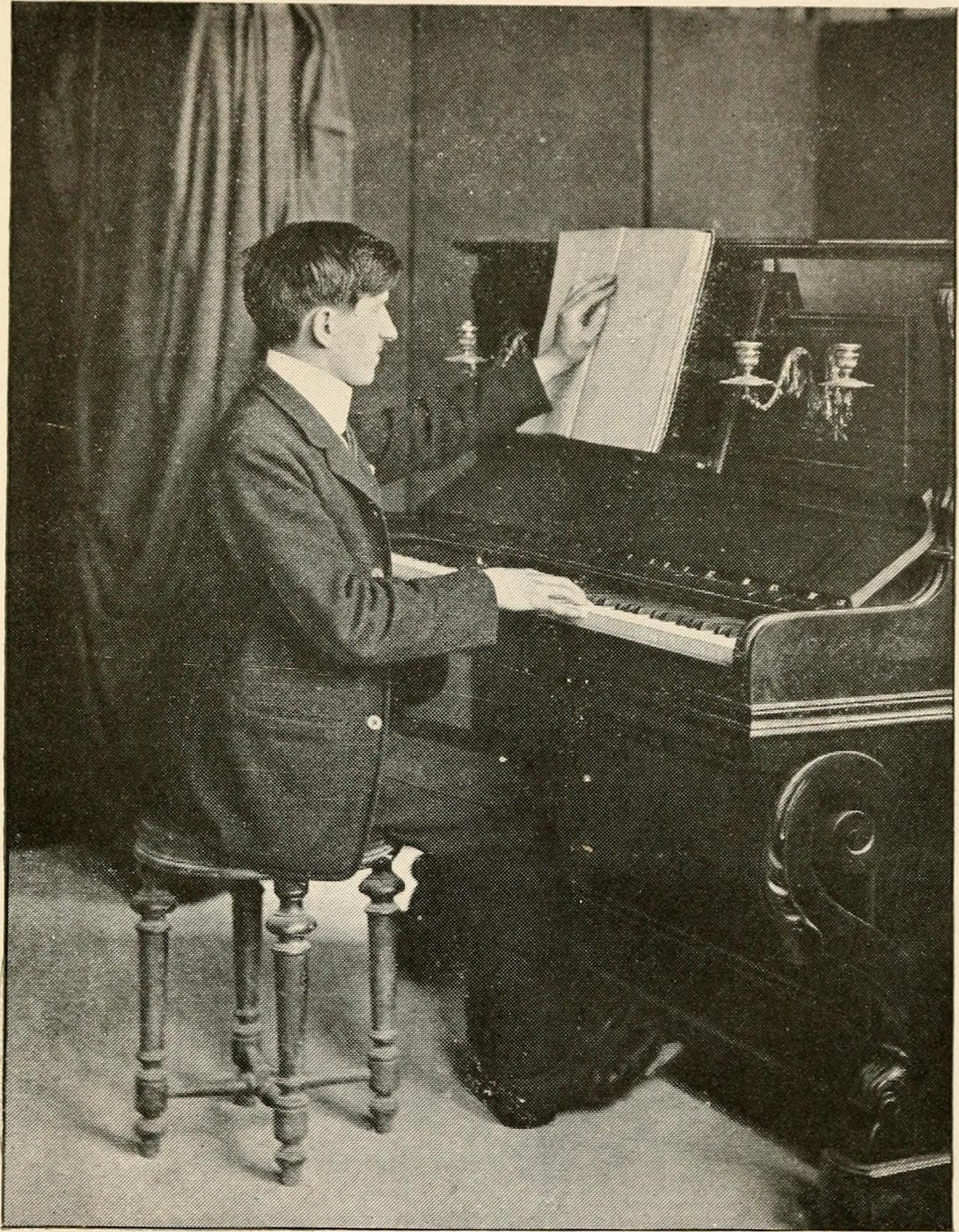 A pianist playing with one hand and reading Braille with another (1917) (via La Bibliothèque des Aveugles/Wikimedia)