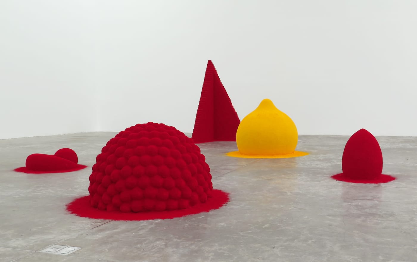 Anish Kapoor, "To Reflect an Intimate Part of the Red" (1981) (photo by the author for Hyperallergic)