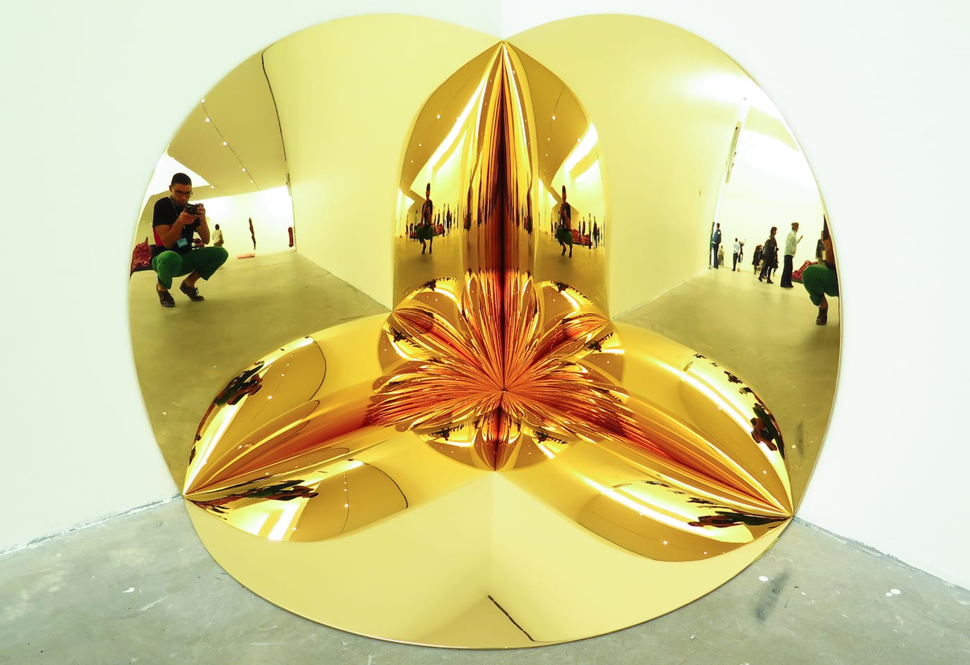 Anish Kapoor, "Gold Corner" (2014) (photo by the author for Hyperallergic) (click to enlarge)