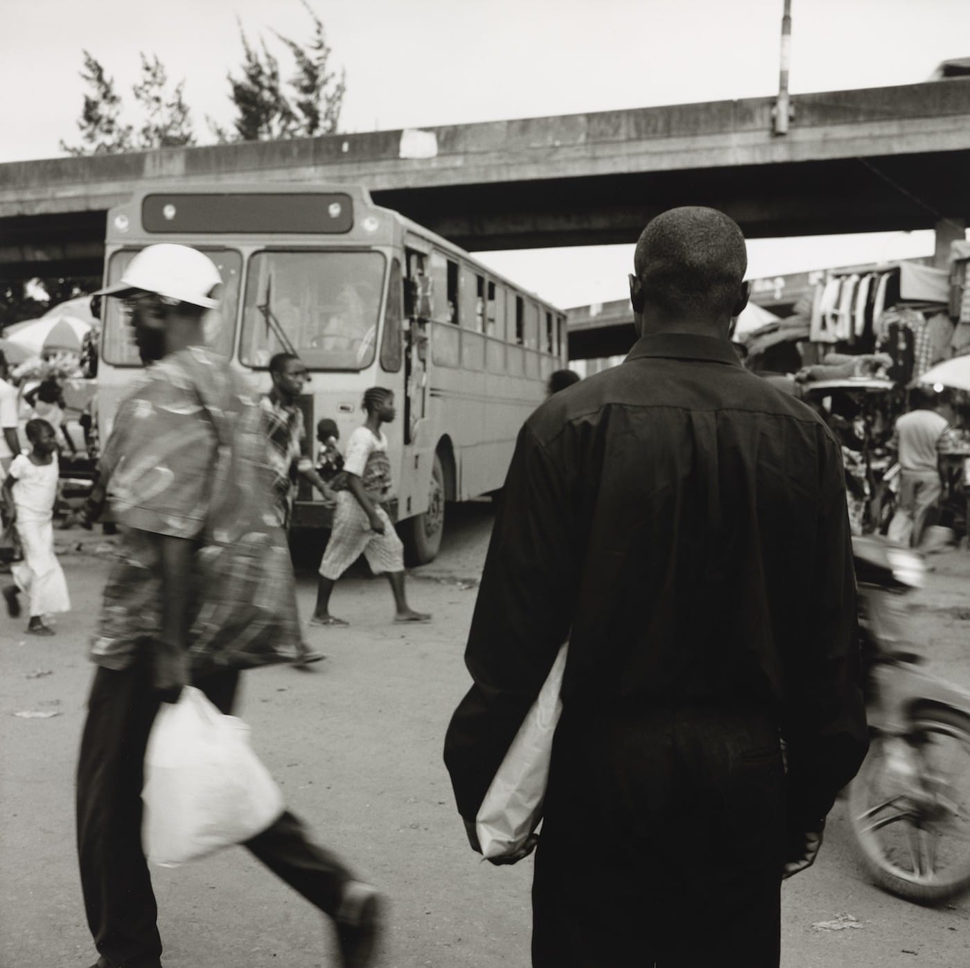 Akinbode Akinbiyi, "Untitled (Lagos, Nigeria)" (2004), Gelatin silver print, approx 24 × 20 1/16 in (courtesy of the artist, © Akinbode, Akinbiyi)