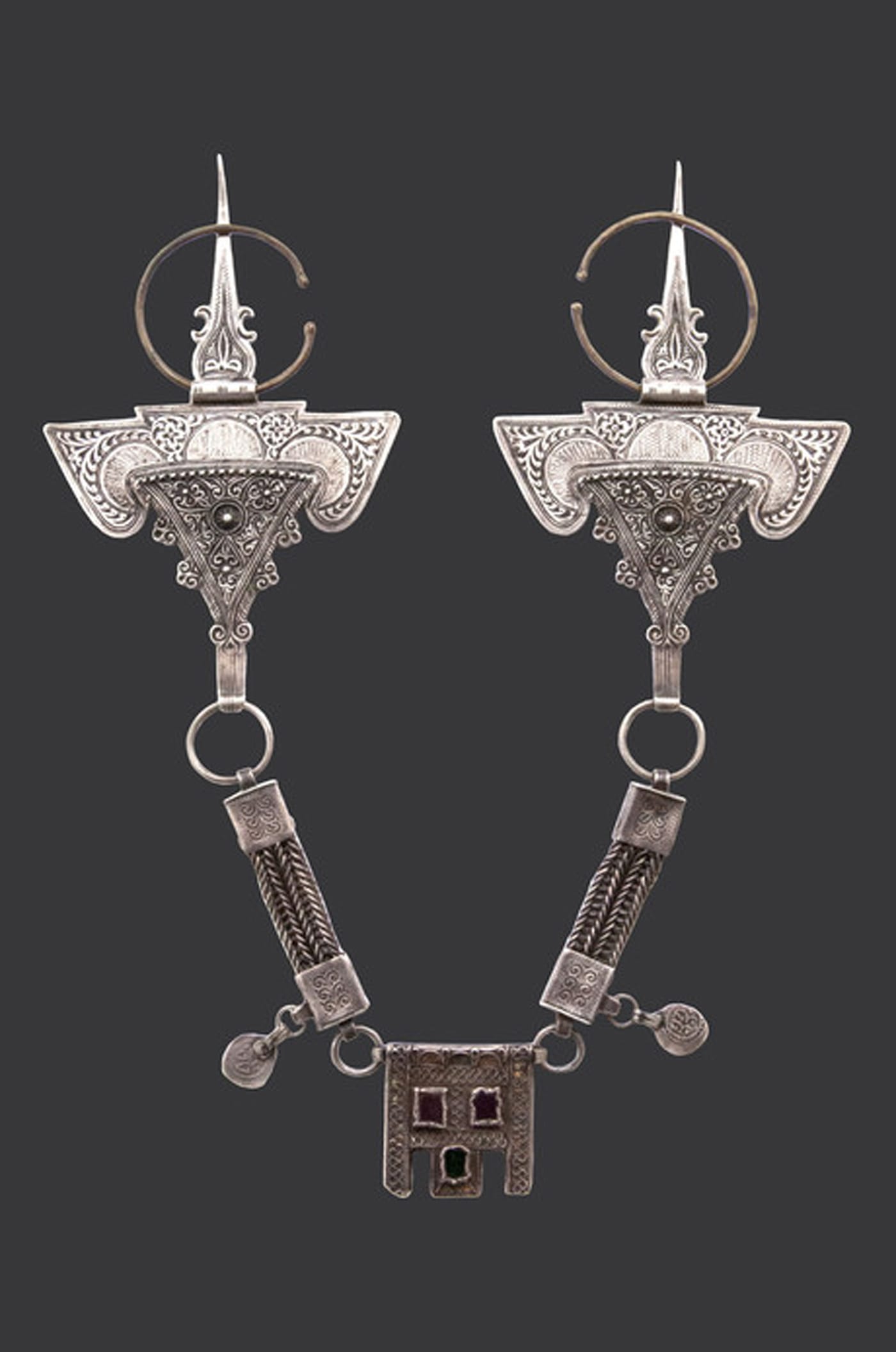 Haha tribe (high Atlas), Morocco, "Grandes fibules dites (tête de belier) reliées par des chaînes géminées qui soutiennent une boîte à amulette" (18th century) (Collection Bouvier © Marc Bouvier)