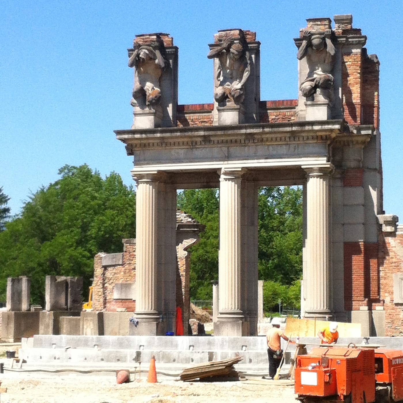 The Ruins at Holliday Park, Indianapolis, June 2016. (all images by the author for Hyperallergic unless otherwise noted)