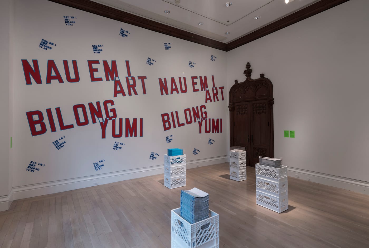 Lawrence Weiner, NAU EM I ART BILONG YUMI (The art of today belongs to us), 1988-2016. Courtesy of the artist.