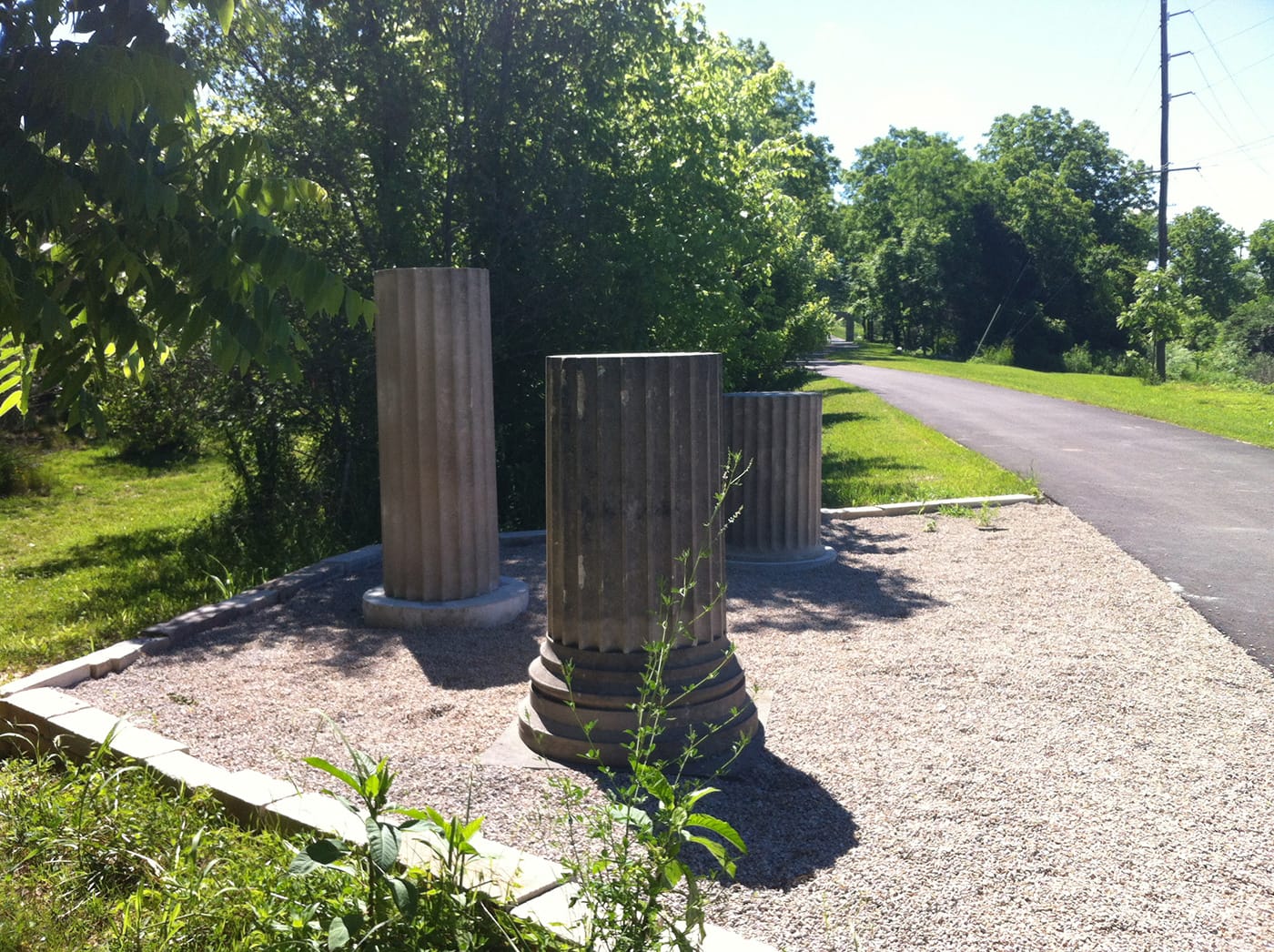 Ellettsville Heritage Trail, Ellettsville, Indiana, June 2016. The column segment alludes to Ellettsville’s important limestone industry and the town’s motto, “Builders of American History”.