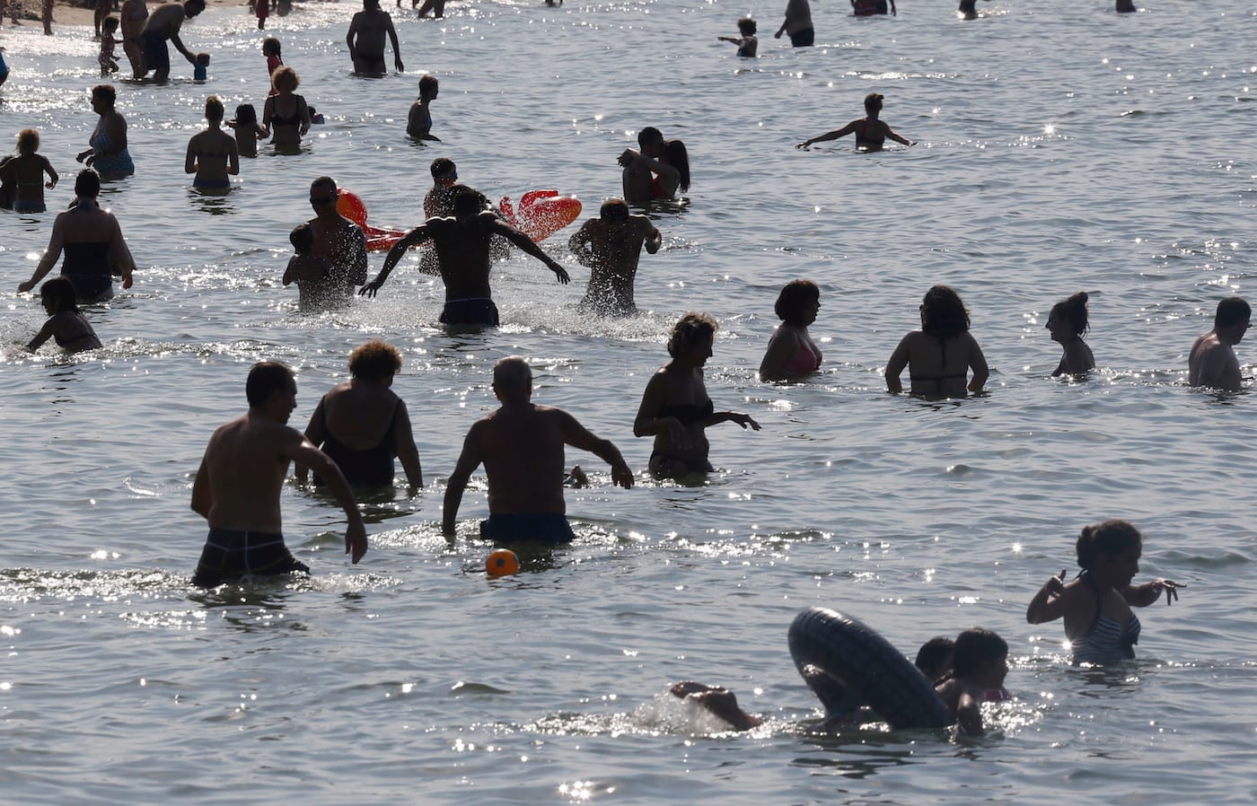 Holidays makers swin in the Bassin d'Arcachon as warm summer temperatures continue in Arcachon, southwestern France, August 16, 2016. REUTERS/Regis Duvignau