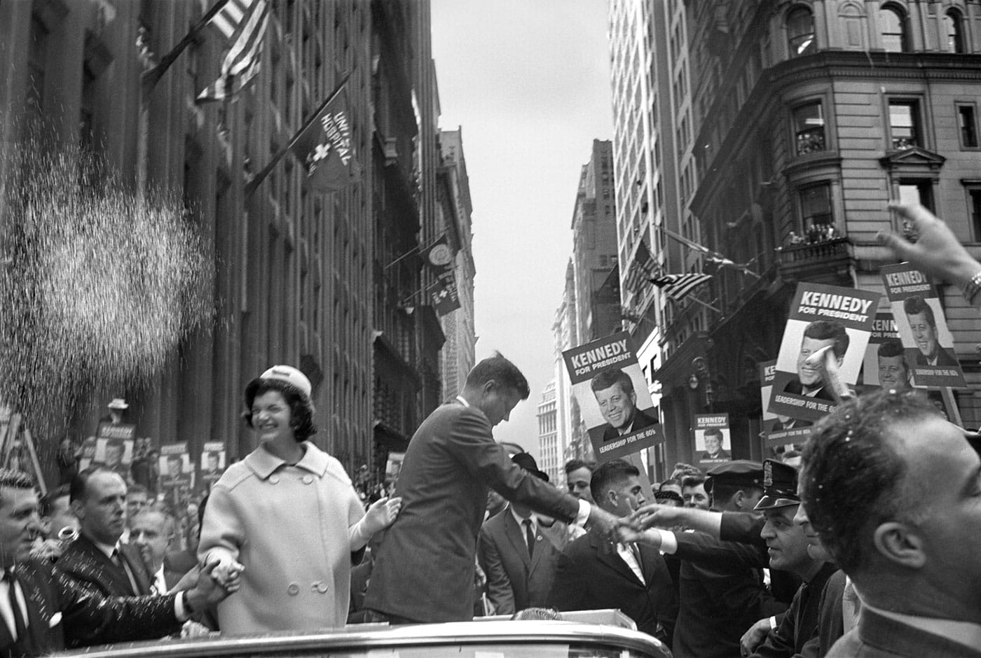 Cornell Capa, [John F. Kennedy and his wife, Jackie, campaigning in New York] (October 19, 1960) (© International Center of Photography / Magnum Photos)