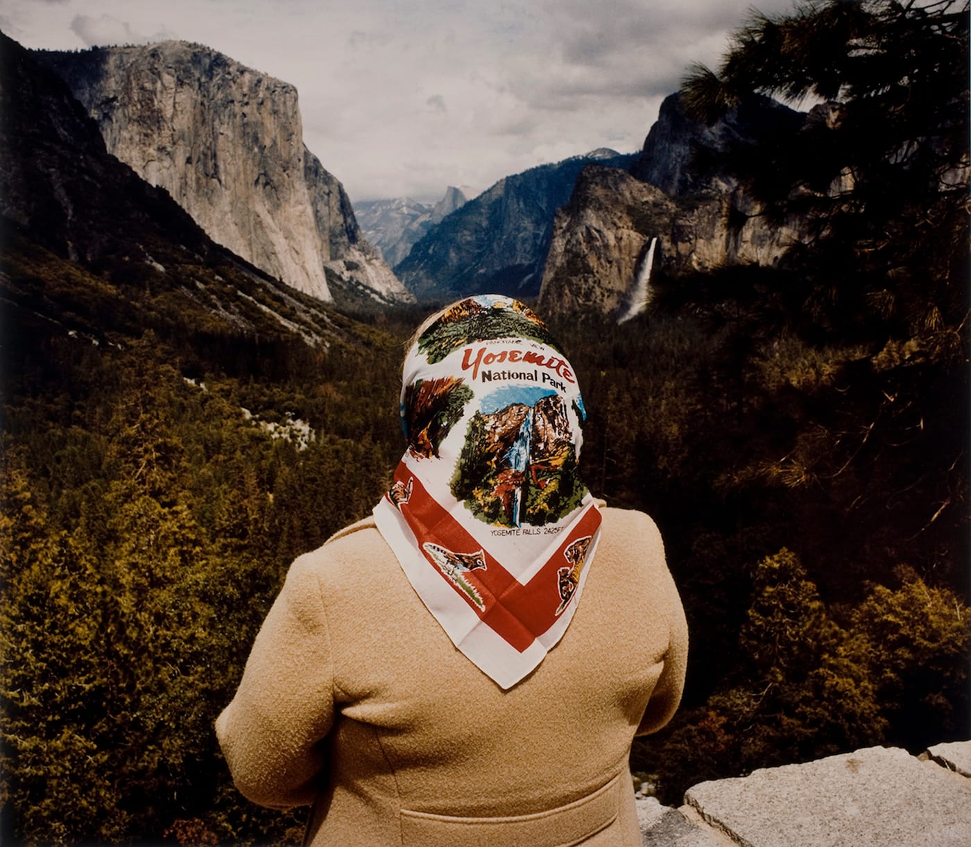 Roger Minick, "Woman with Scarf at Inspiration Point, Yosemite National Park" (1980), from the series 'Sightseers' (courtesy of the artist and George Eastman Museum)